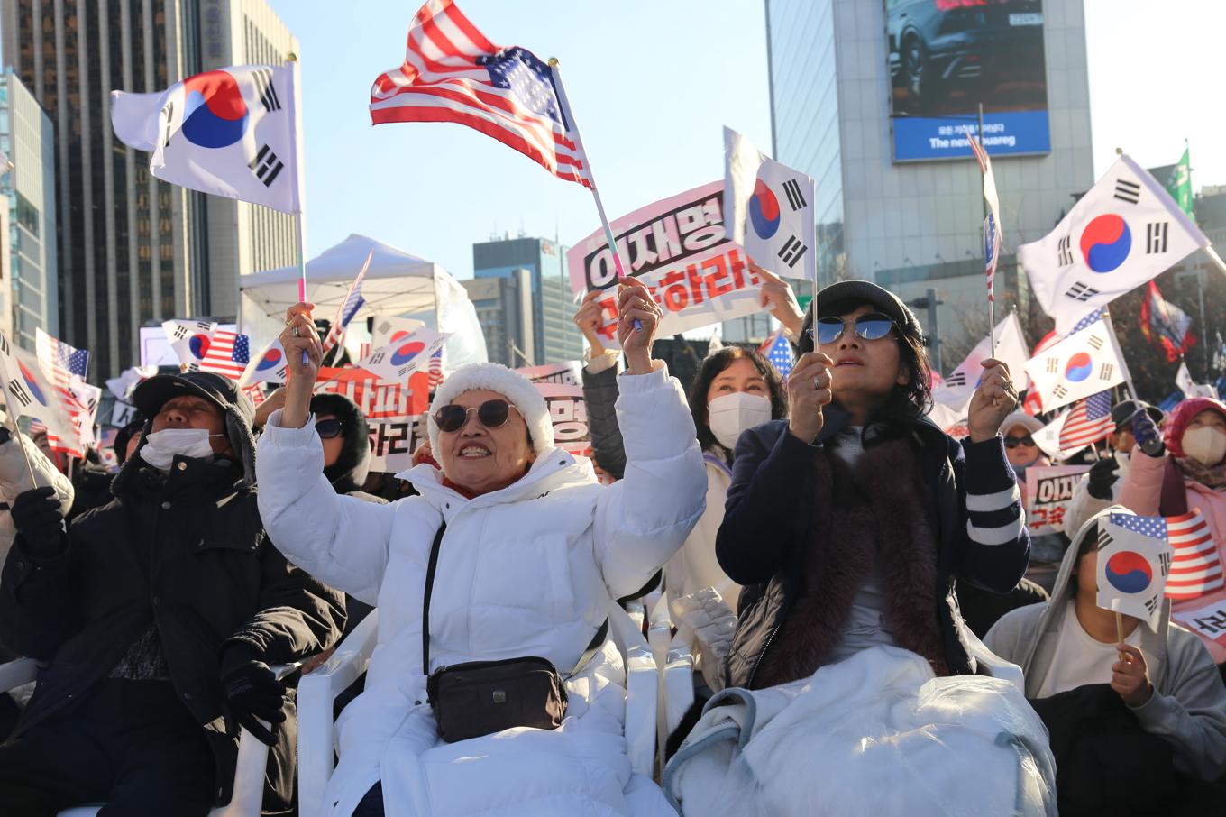 En demonstration till stöd för Sydkoreas ansatta president Yoon Suk-Yeol i Seoul. Foto: Cornelia Mikaelsson/TT