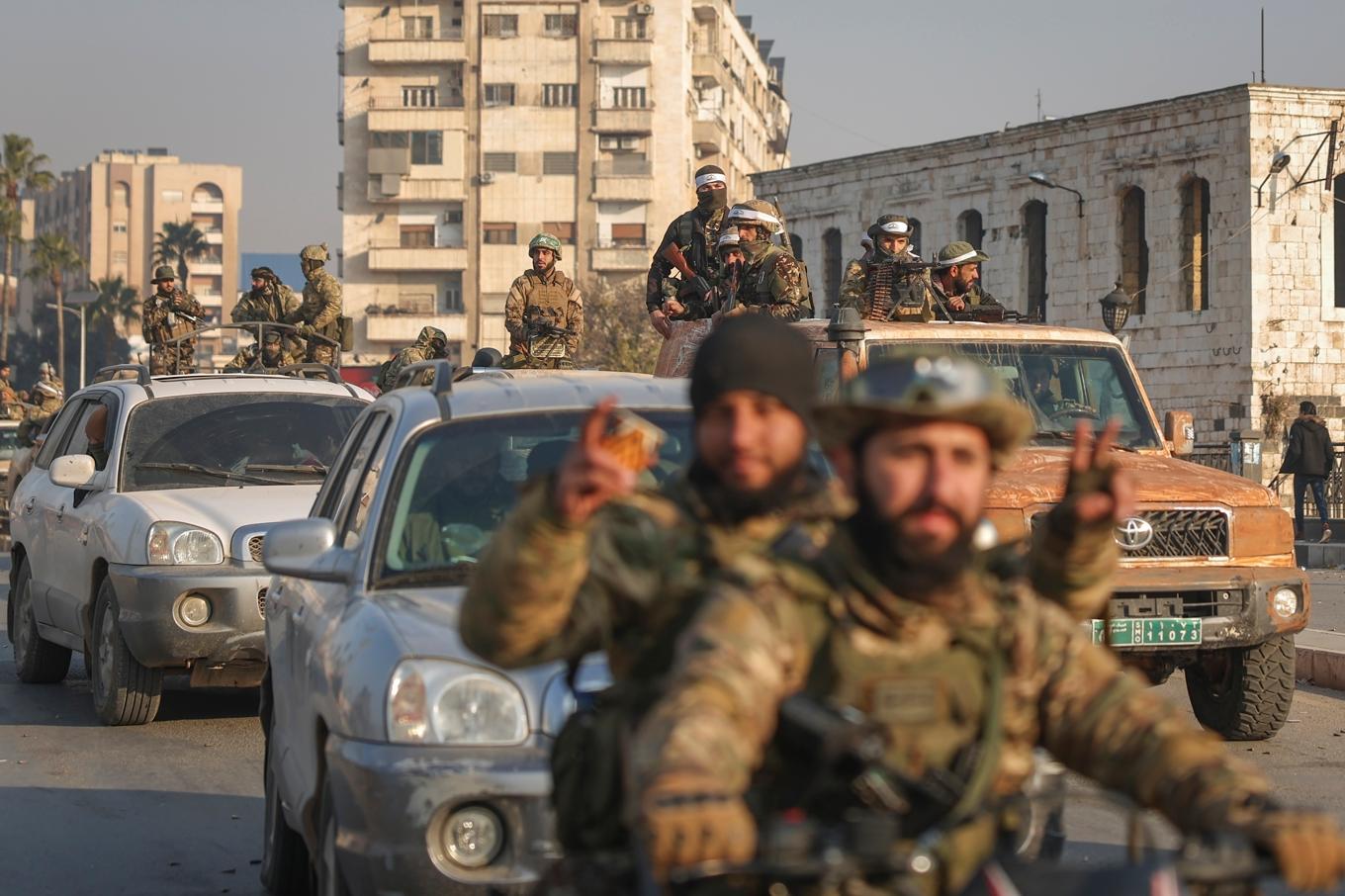 Jihadistrebeller i Hama i Syrien på fredagen, efter att staden intagits. Regimen uppges även ha förlorat kontrollen över Daraa i söder. Foto: Ghaith Alsayed/AP/TT