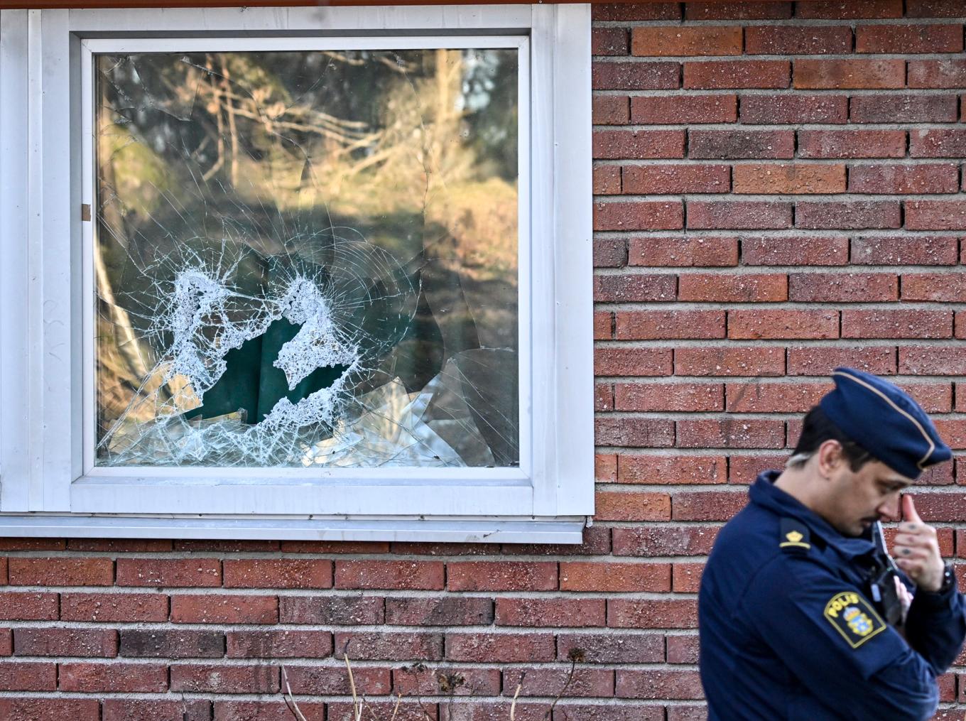 Polis på plats efter tillslaget mot lokalen i Tyresö, söder om Stockholm, den 7 mars i år. Foto: Anders Wiklund/TT