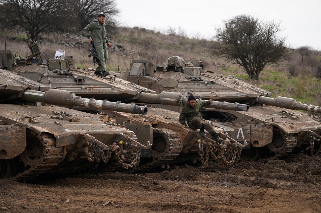 Israeliska stridsvagnar längs den så kallade Alphalinjen, som skiljer de israelisk-ockuperade Golanhöjderna från Syrien. Bilden från den 7 december. Foto: Matias Delacroix/AP/TT