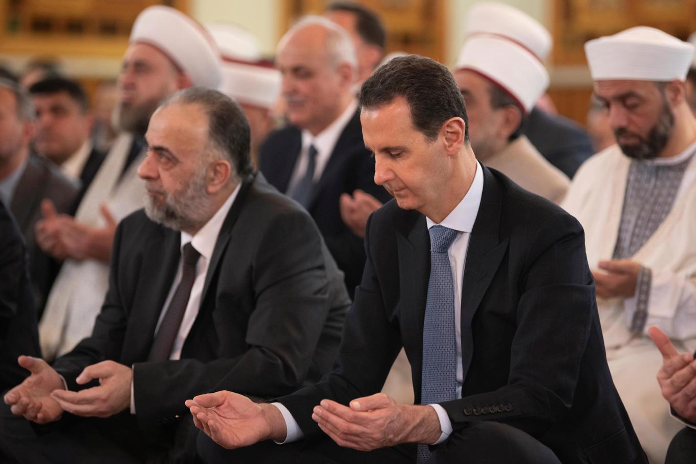 Syriens störtade president Bashar al-Assad fotograferad i en moské i Damaskus 2023. Foto: Sana/AP/TT