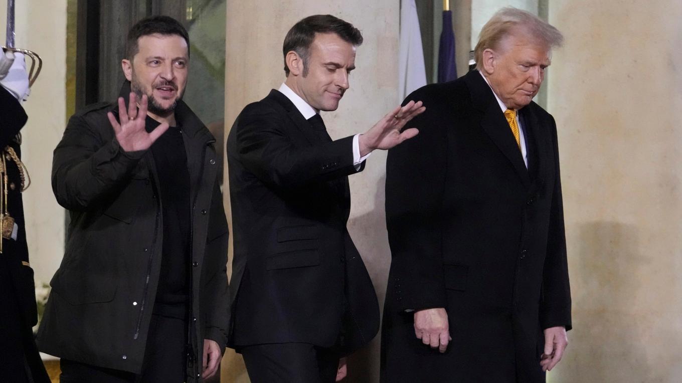 Ukrainas president Volodymyr Zelenskyj, Frankrikes president Emmanuel Macron och USA:s tillträdande president Donald Trump i samband med lördagens möte i Paris. Foto: Michel Euler/AP/TT