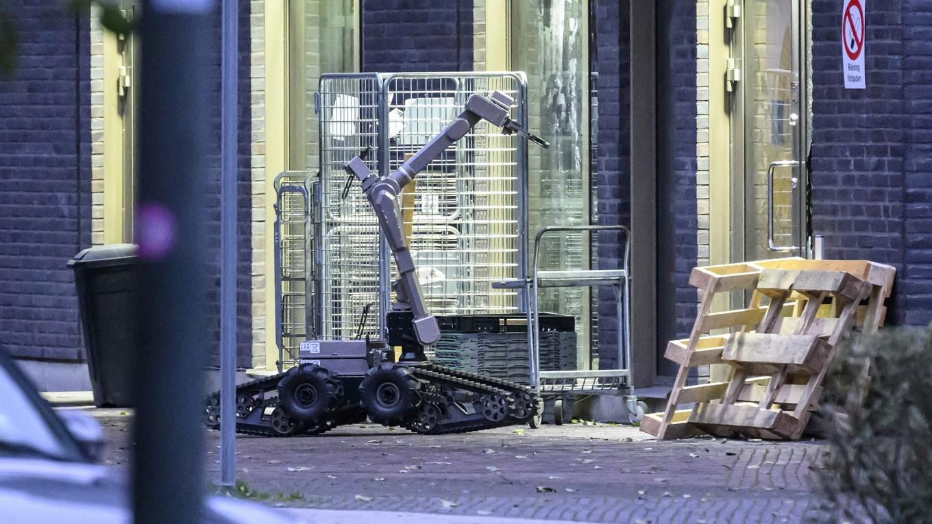 En bombrobot på plats utanför en butik med krossad ruta på Hyllie Allé i Malmö. Foto: Johan Nilsson/TT