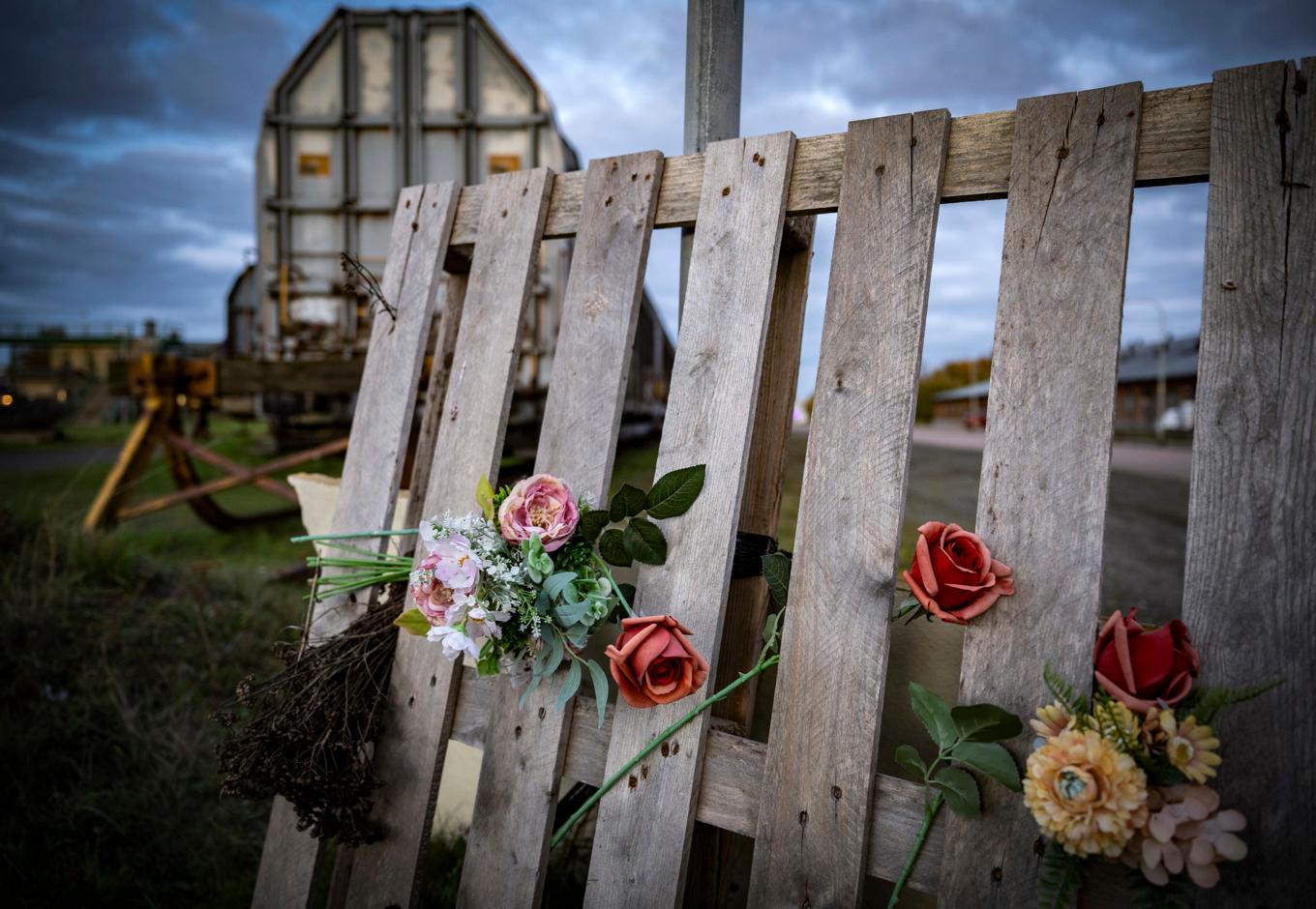 Minnesplats för den mördade 14-åriga flickan vid godsbangården i Landskrona i slutet på oktober 2024. Foto: Johan Nilsson/TT