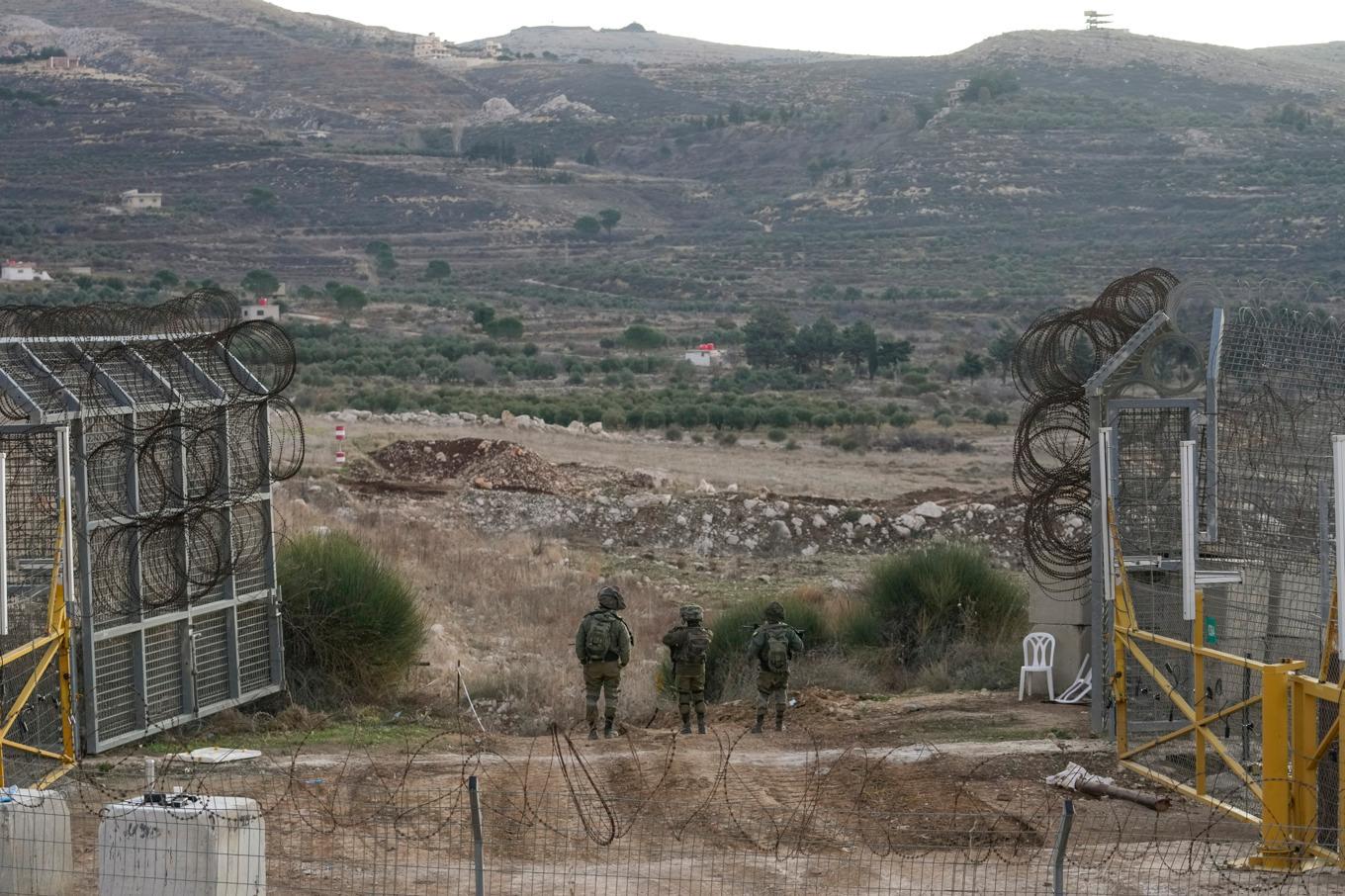 Israeliska soldater vid en passage som separerar de av Israel ockuperade Golanhöjderna från Syrien. Bilden är tagen den 9 december. Foto: Matias Delacroix/AP/TT