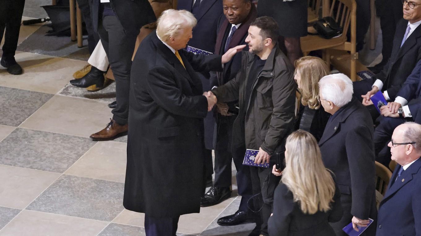 USA:s tillträdande president Donald Trump och den ukrainske presidenten Volodymyr Zelenskyj hälsar på varandra vid invigningsceremonin i Notre Dame i Paris i lördags. Foto: Ludovic Marin/AP/TT