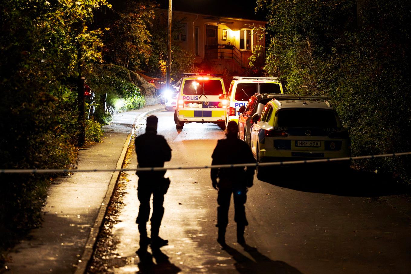 Polis arbetar på platsen efter mordet och mordförsöket i ett villaområde i Västberga den 12 oktober 2023. Foto: Nils Petter Nilsson/TT