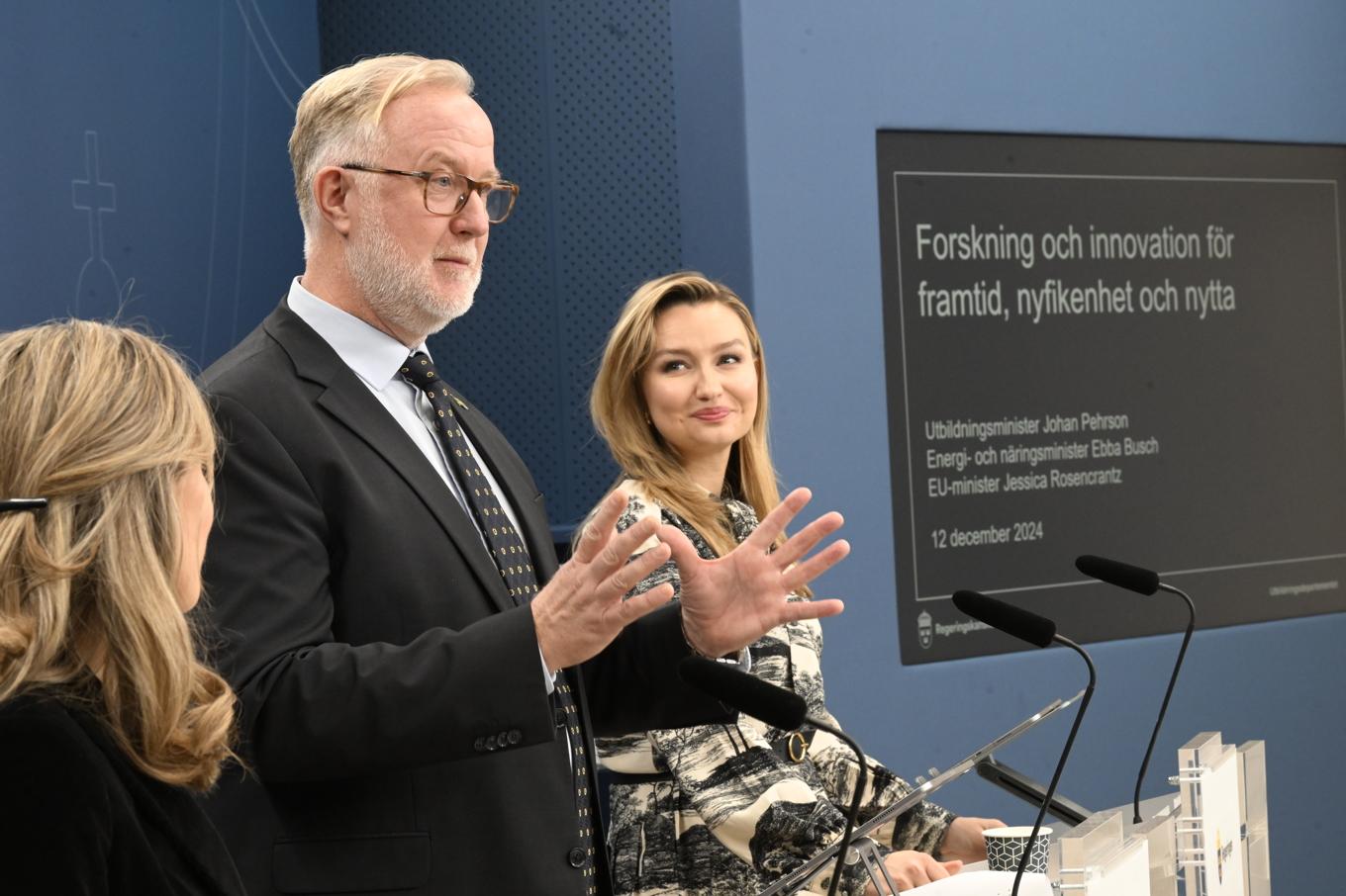 Utbildningsminister Johan Pehrson, energi- och näringsminister Ebba Busch och EU-minister Jessica Rosencrantz presenterar forsknings- och innovationspropositionen vid en pressträff på Rosenbad. Foto: Fredrik Sandberg/TT