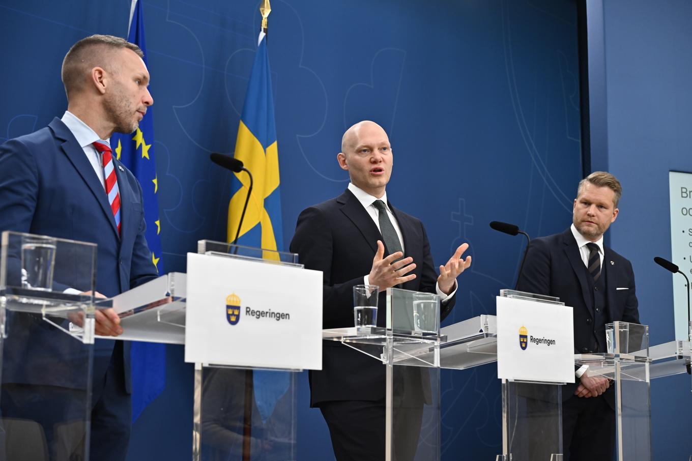 Civilminister Erik Slottner (KD), finansmarknadsminister Niklas Wykman (M) och Alexander Christiansson (SD) presenterar förslag rörande partilotterier. Foto: Anders Wiklund/TT