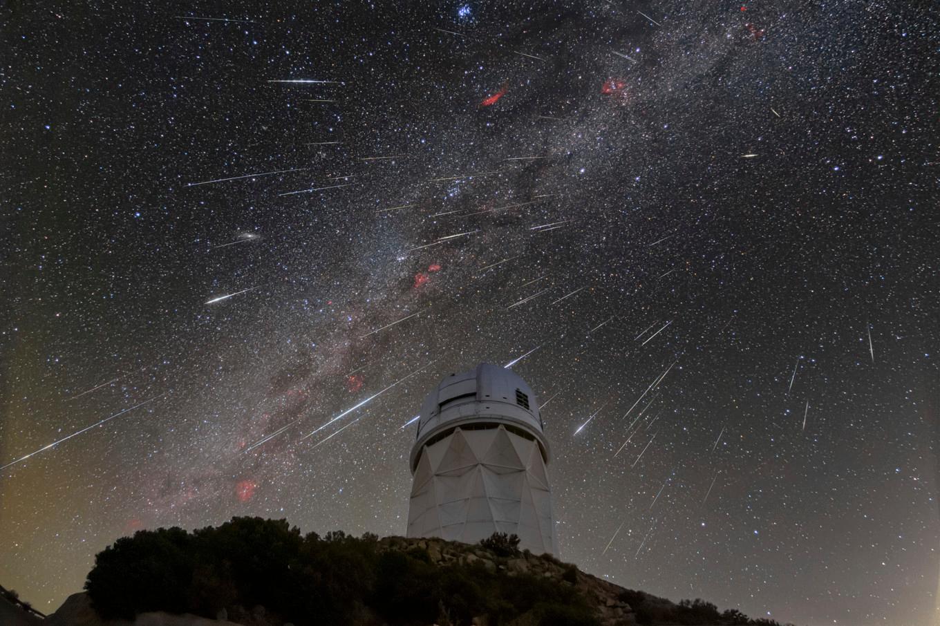 En meteorskur från Geminiderna vid Kitt Peak-observatoriet i Arizona, USA, i fjol. Arkivbild. Foto: Rob Sparks/NSF/NoirLab/AP/TT