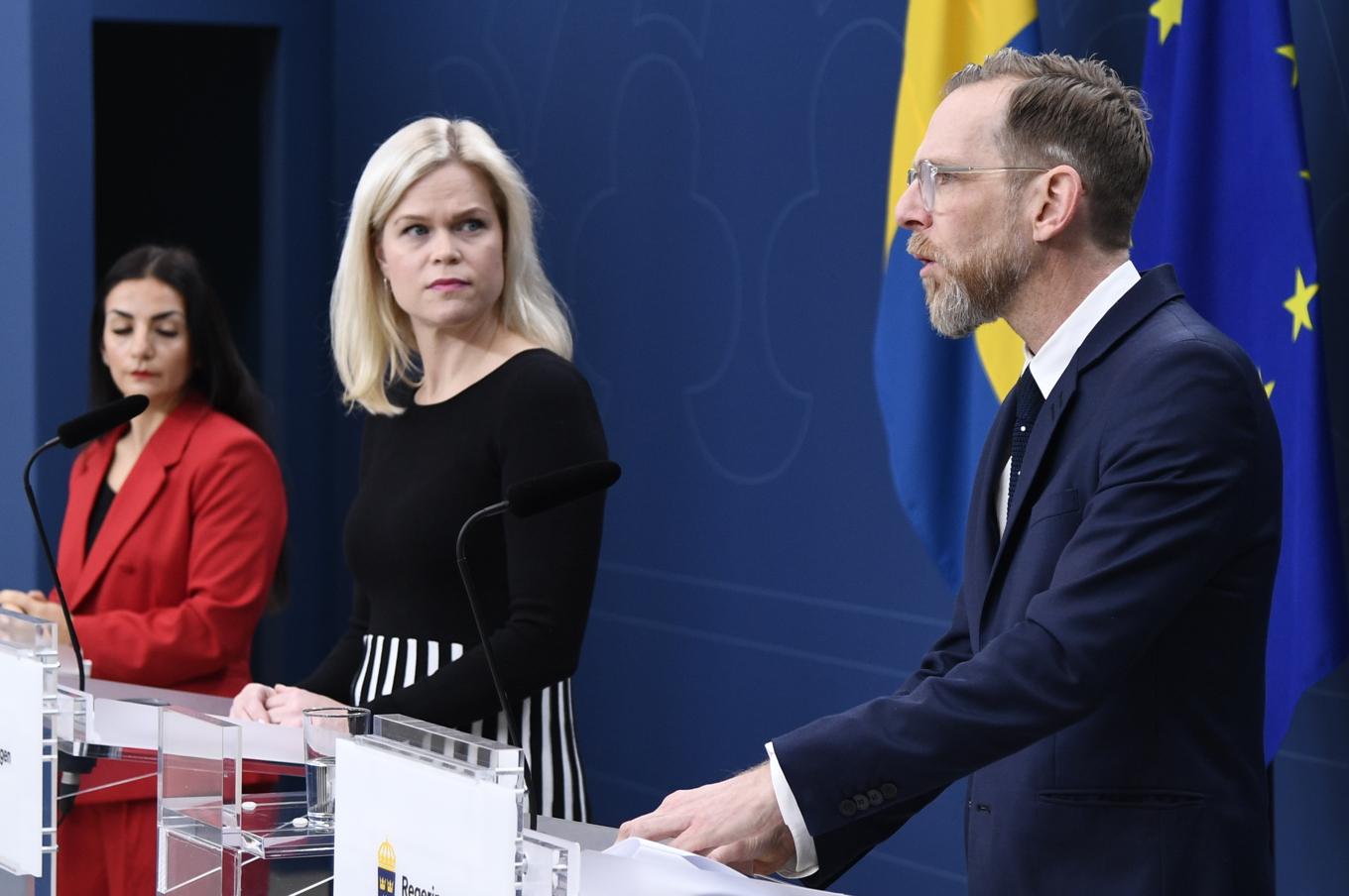 Jämställdhets- och arbetslivsminister Paulina Brandberg, (L) kulturminister Parisa Liljestrand (M) och socialminister Jakob Forssmed (KD) presenterar regeringens nya handlingsplan mot rasism och hatbrott. Foto: Lars Schröder/TT