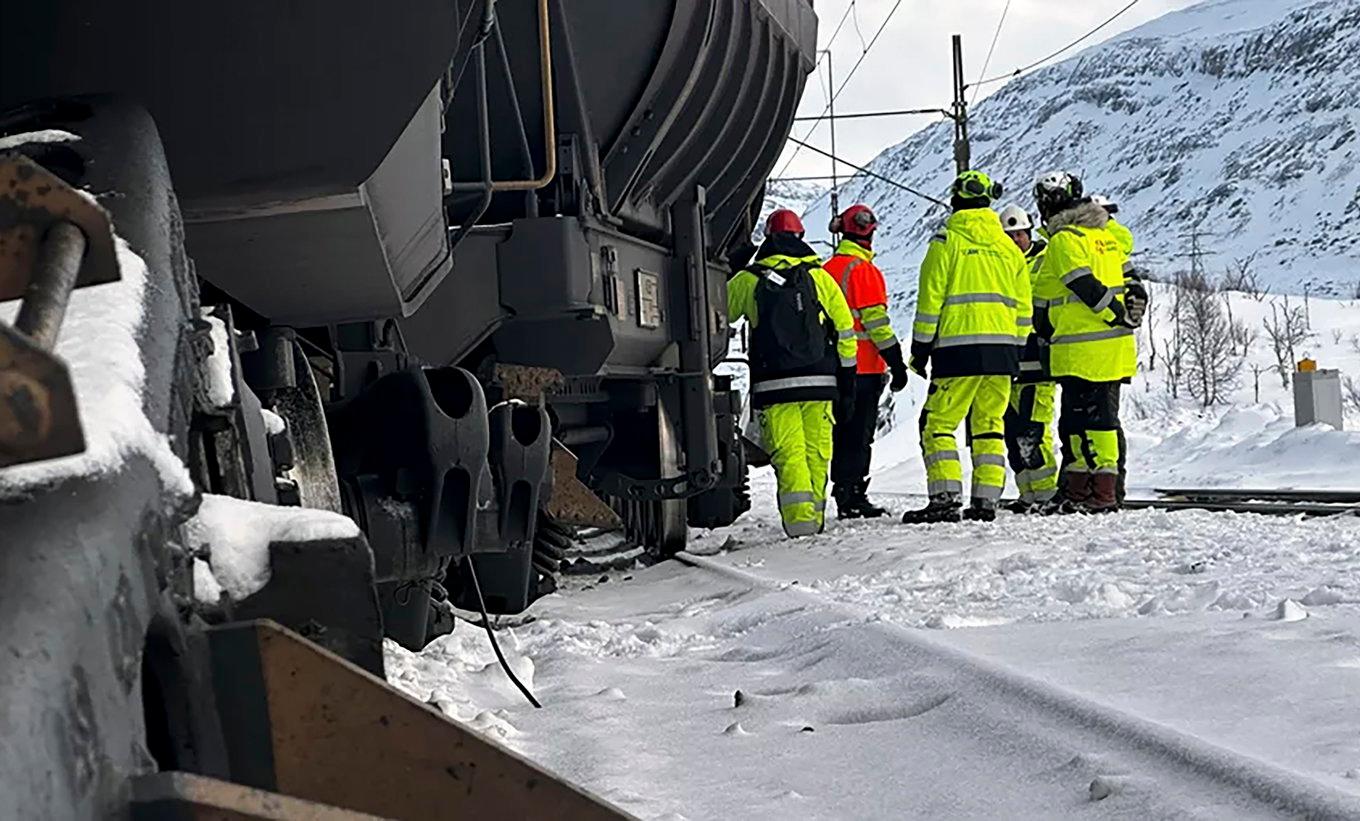 Trafikverket på plats i samband med urspårningen för ett år sedan. Foto: Trafikverket