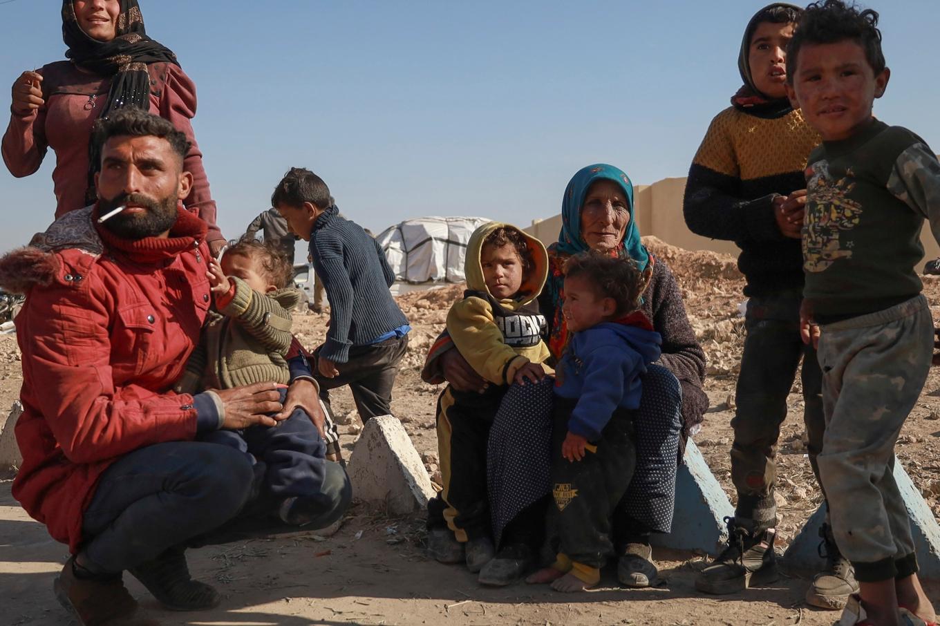 Syriska internflyktingar i ett tältläger i Tabqa, i norra Syrien. Bilden är tagen den 4 december. Foto: Hogir El Abdo/AP/TT