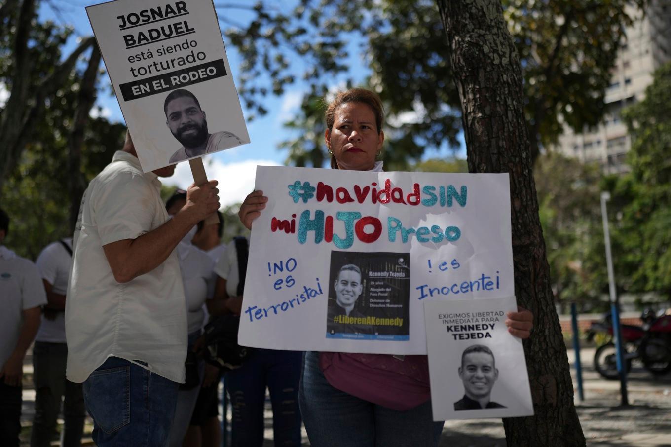 Närstående till personer som fängslats i samband med valprotesterna demonstrerar i Caracas på måndagen, och kräver att deras familjemedlemmar ska släppas. Foto: Ariana Cubillos/AP/TT