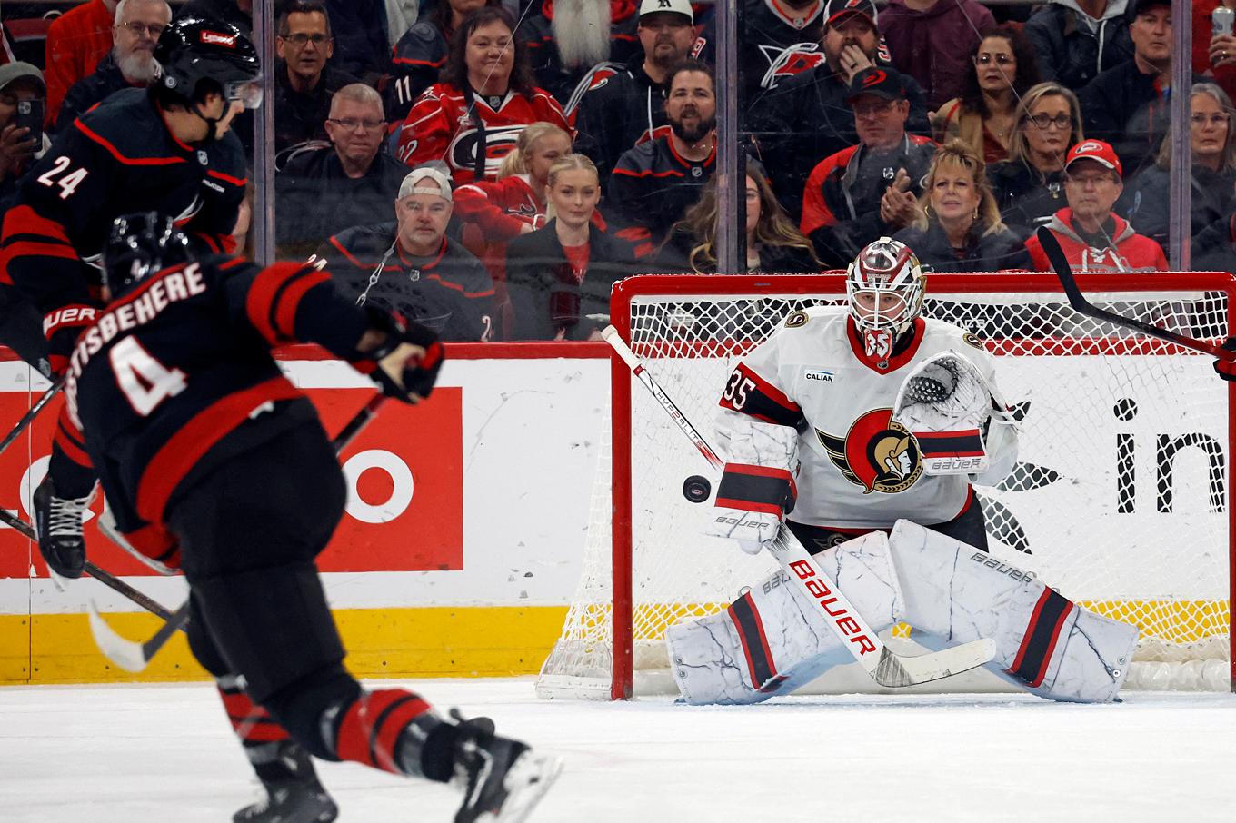 Ottawas svenske målvakt Linus Ullmark räddar ett skott från Carolinas Shayne Gostisbehere. Foto: Karl B DeBlaker/AP/TT