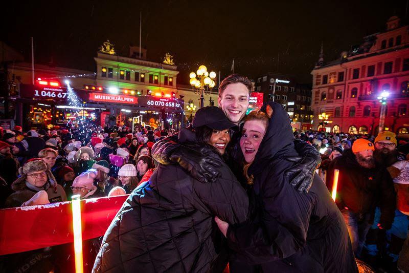 Programledarna Assia Dahir, Emil Hansius och Linnéa Wikblad får lämna buren i "Musikhjälpen" med 60 miljoner kronor insamlade. Foto: Mattias Ahlm/Sveriges Radio