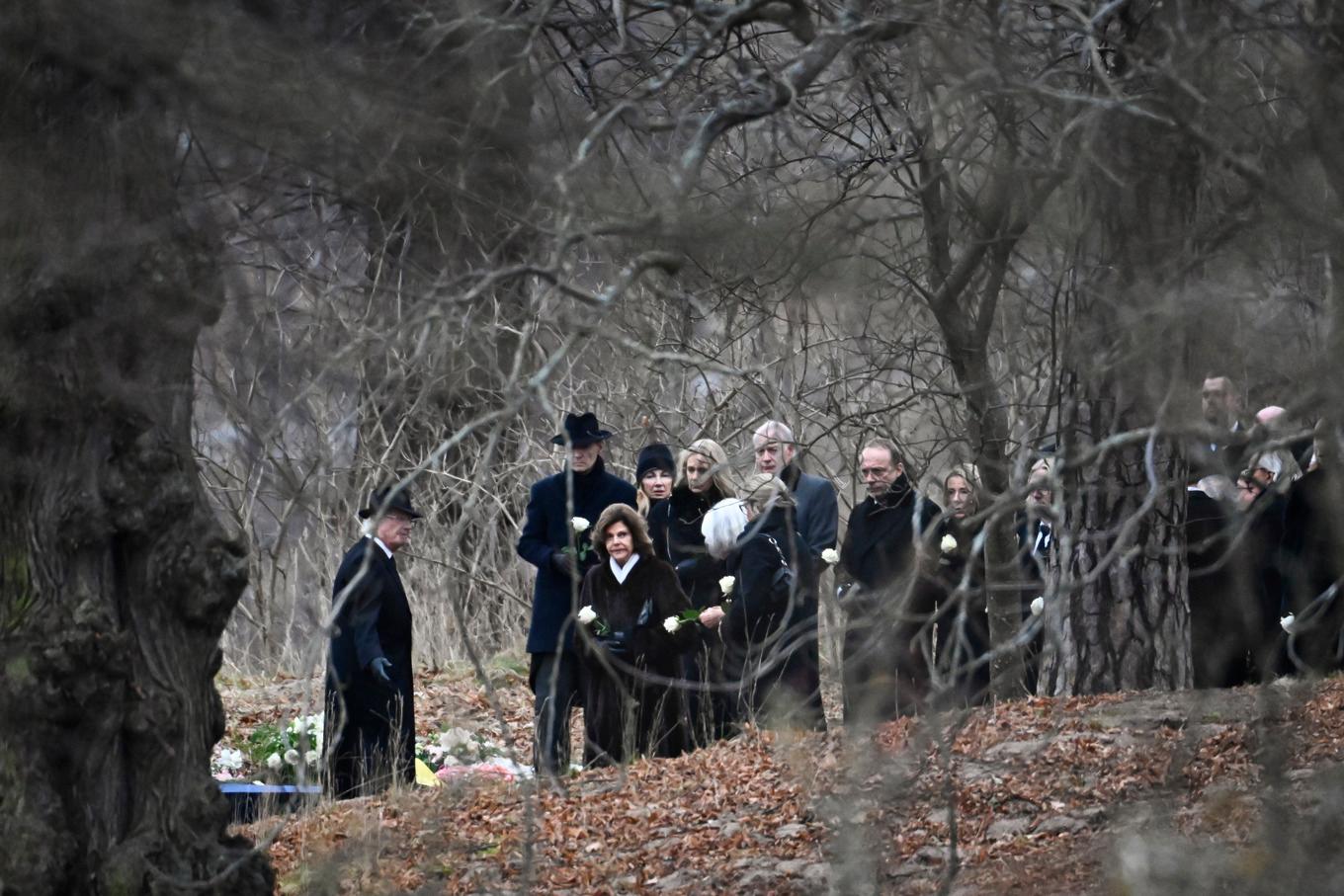 Kung Carl Gustaf och drottning Silvia under prinsessan Birgittas gravsättning vid den kungliga begravningsplatsen i Hagaparken i Stockholm. Begravningen skedde i kretsen av endast familjen och särskilt inbjudna. Foto: TT