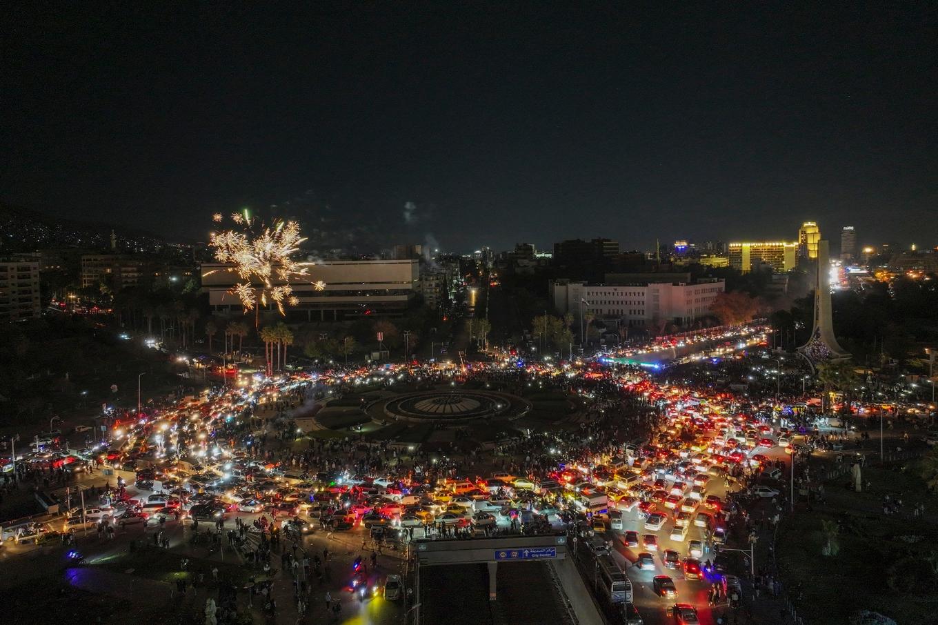 Fireworks explode over Umayyad square as celebrations continued into the night following the first Friday prayers since Bashar Assad's ouster, in Damascus, Syria, Friday, Dec. 13, 2024. (AP Photo/Ghaith Alsayed) XEM149 Foto: Ghaith Alsayed