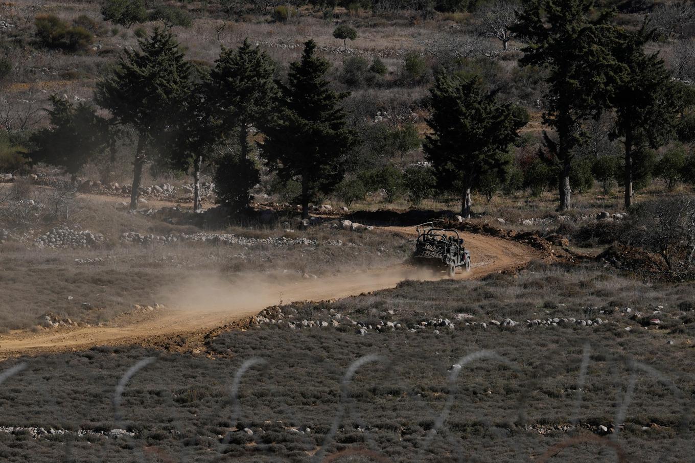 Israelisk stridsvagn som rör sig mot den så kallade Alphalinjen, som skiljer ockuperade Golanhöjderna från resten av Syrien. Foto: Matias Delacroix/AP/TT