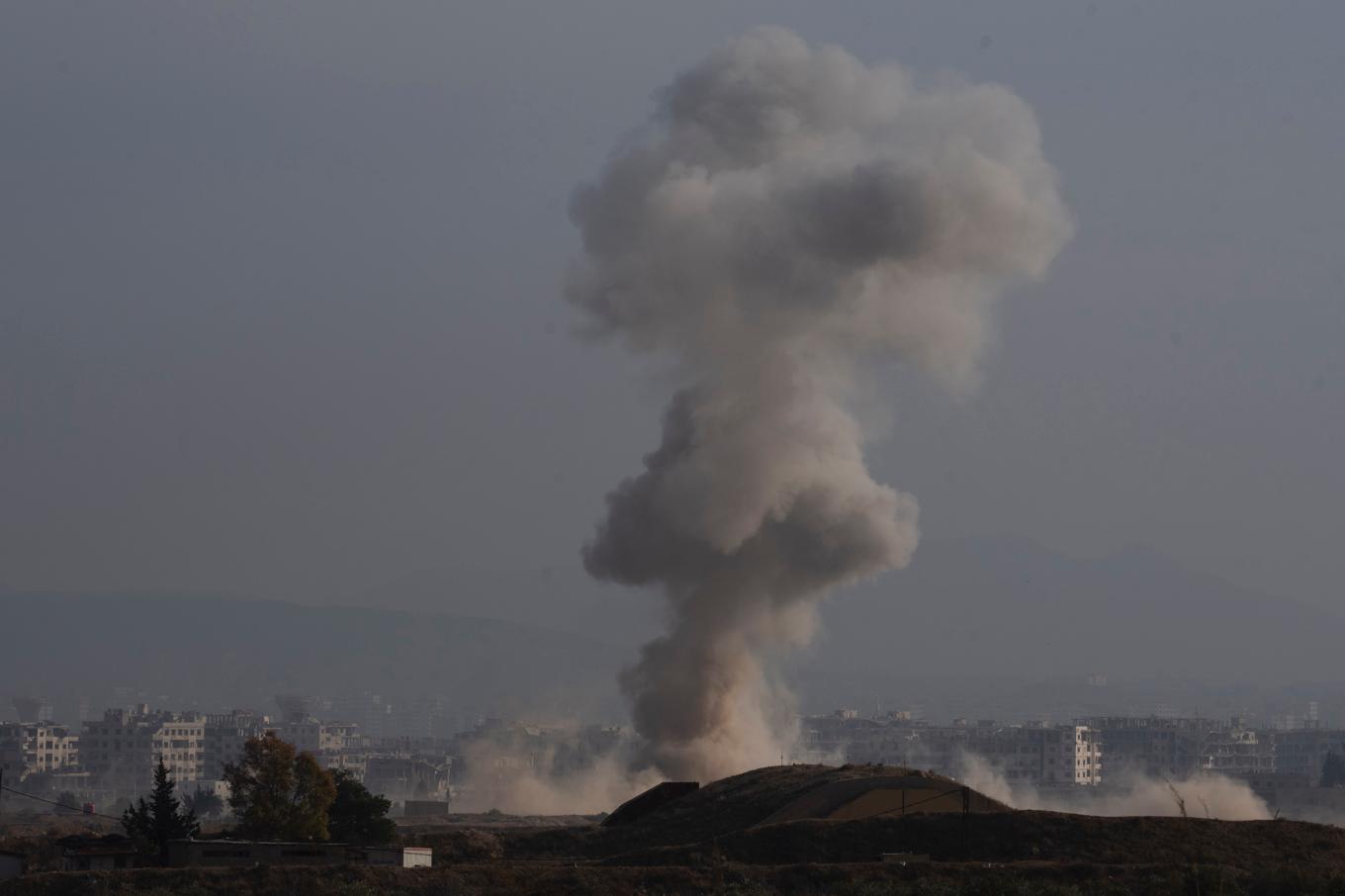 Rök stiger efter ett tidigare israeliskt anfall mot Syrien, utanför Damaskus den 12 december. Foto: Leo Correa/AP/TT