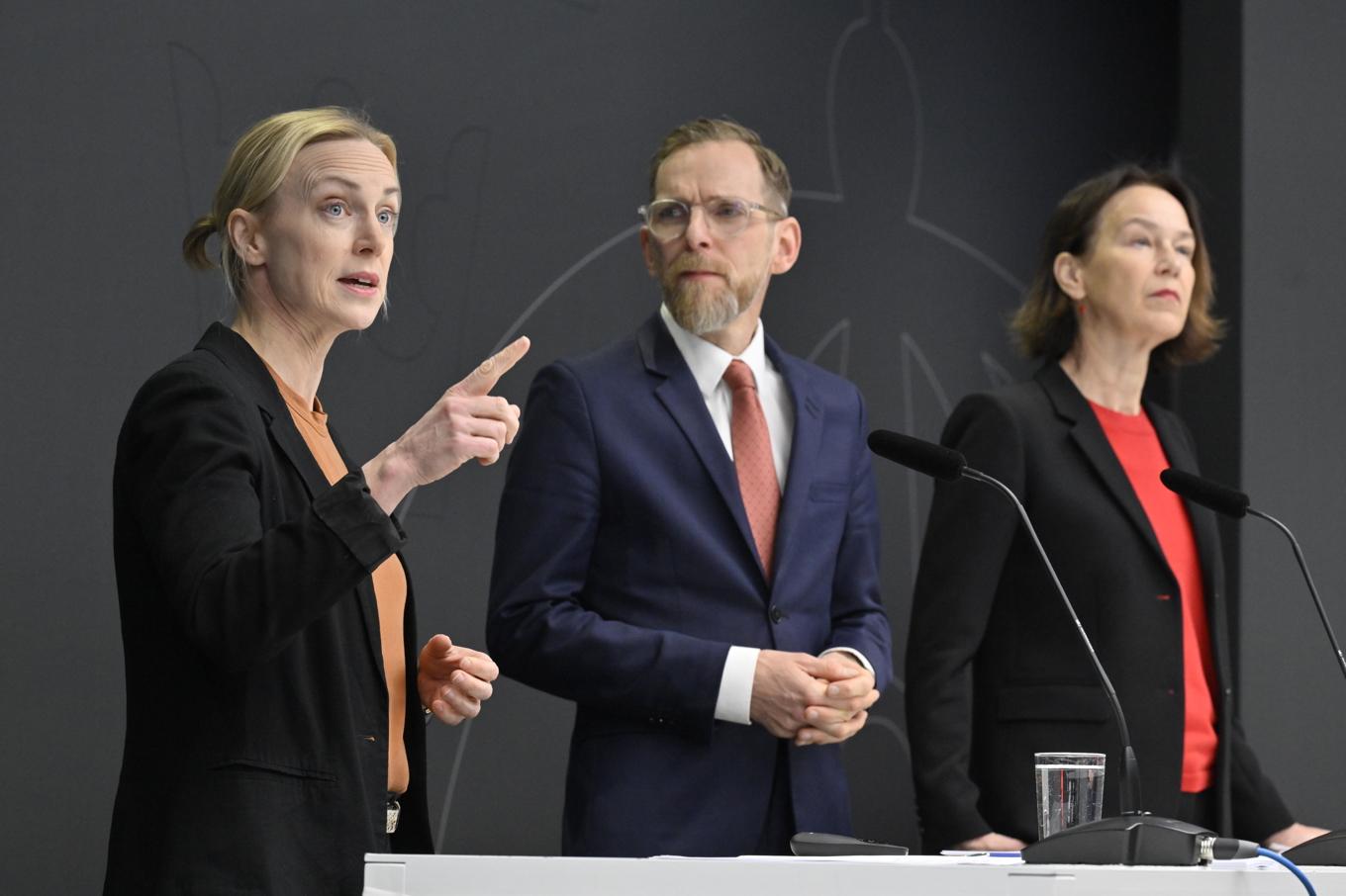 Utredaren Helena Friedlingsdorf, socialminister Jakob Forssmed (KD) och Olivia Wigzell, generaldirektör på Folkhälsomyndigheten vid måndagens pressträff. Foto: Jonas Ekströmer/TT