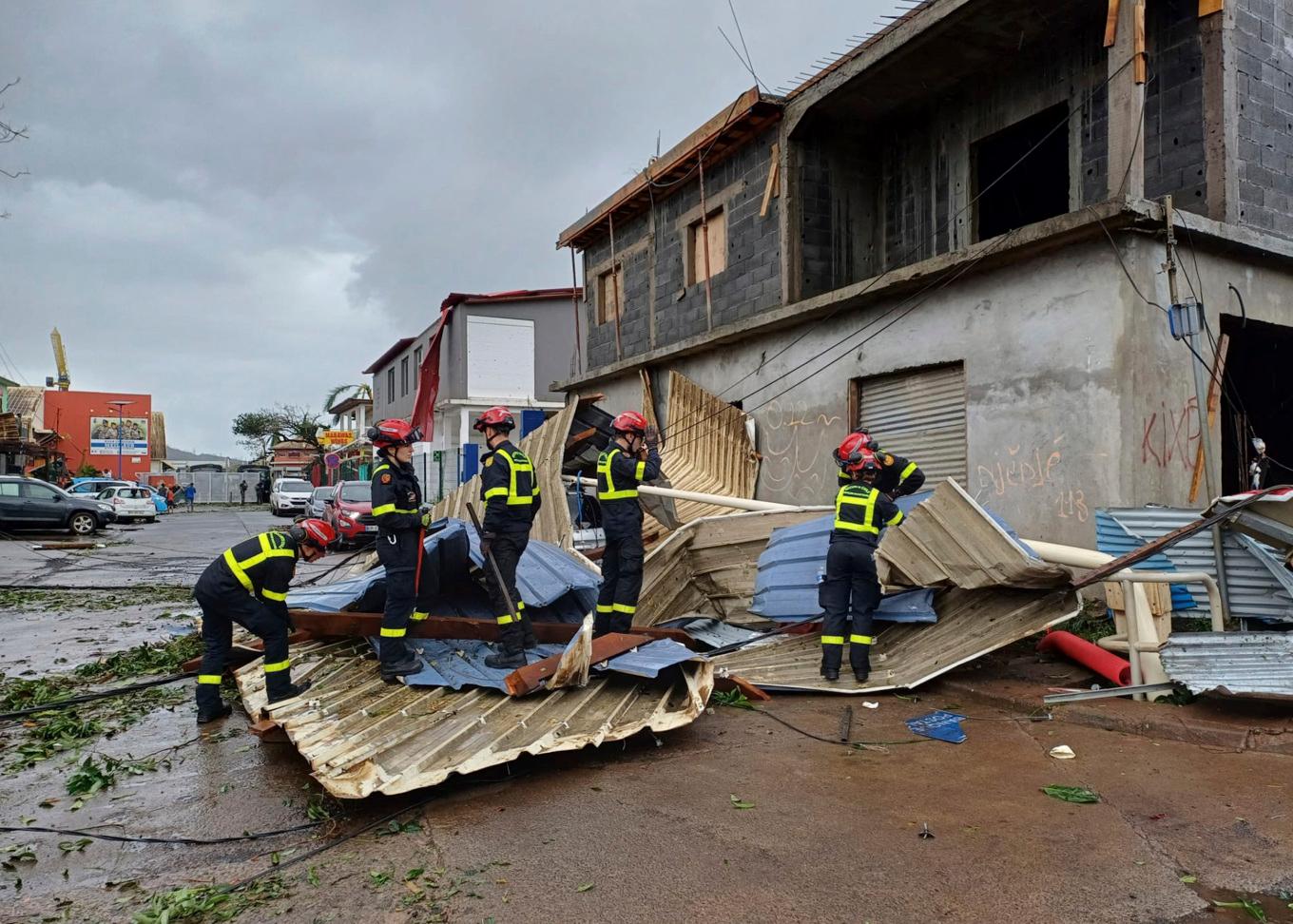 Räddningsinsatser under helgen efter att cyklonen Chido dragit fram över den franska ögruppen Mayotte. Foto: Civilförsvaret/AP/TT