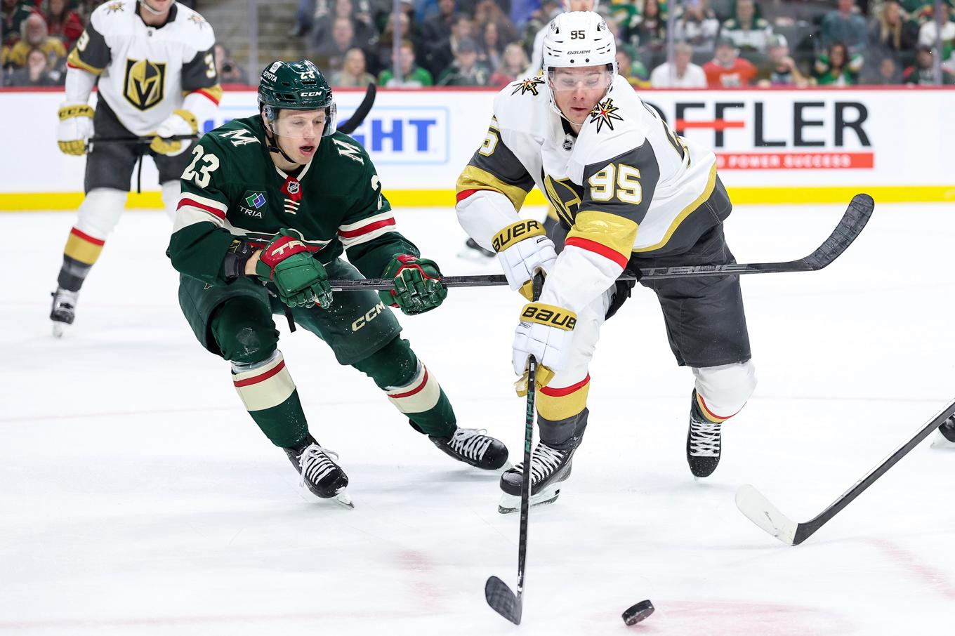 Vegas forward Victor Olofsson, till höger, och Minnesotas center Marco Rossi slåss om pucken. Foto: Matt Krohn/AP/TT