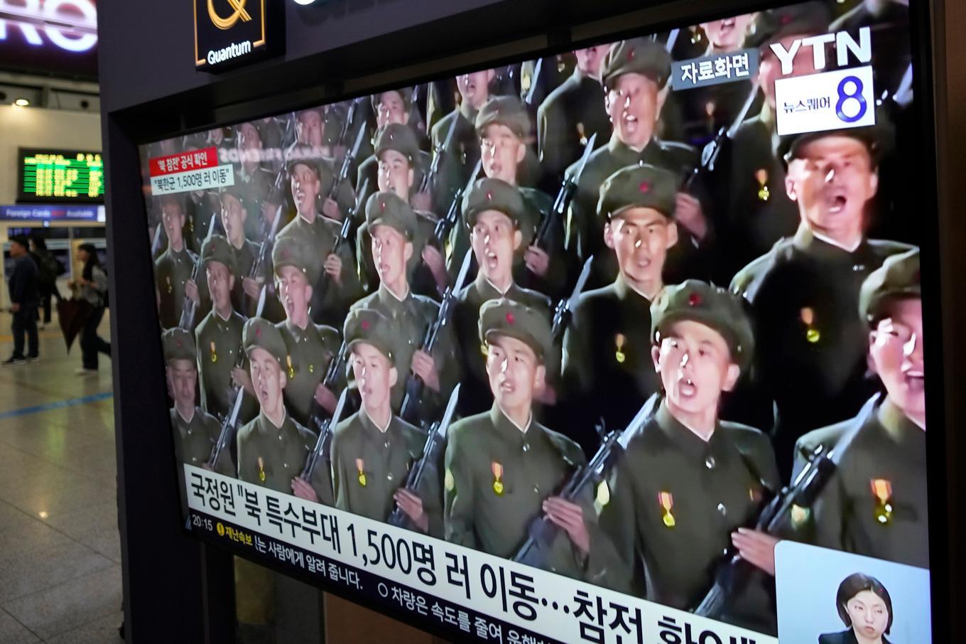 Nordkoreanska soldater under en sydkoreansk nyhetssändning på en tågstation i Seoul i oktober. Foto: Ahn Young-joon/AP/TT