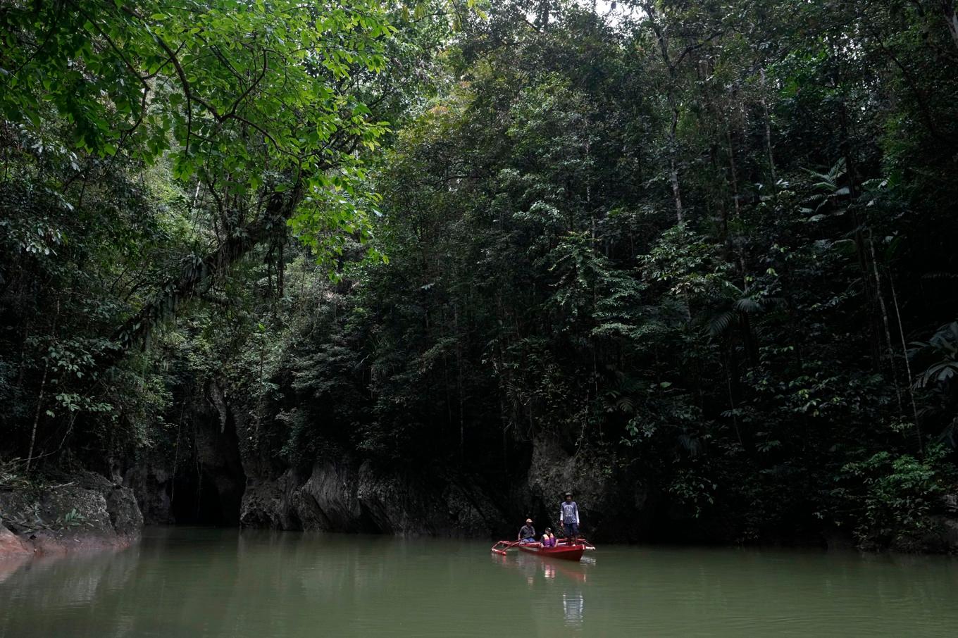 En båt i stilla vatten i regnskogen i Norra Moluckerna i Indonesien. Arkivfoto. Foto: Achmad Ibrahim/AP/TT