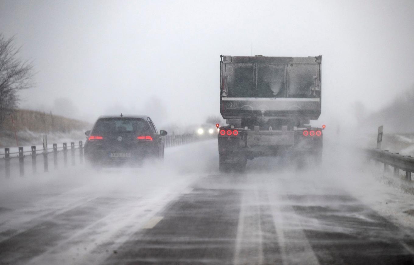 Det kan bli halt och snöigt på vägarna i delar av landet varnar SMHI. Arkivbild. Foto: Johan Nilsson/TT