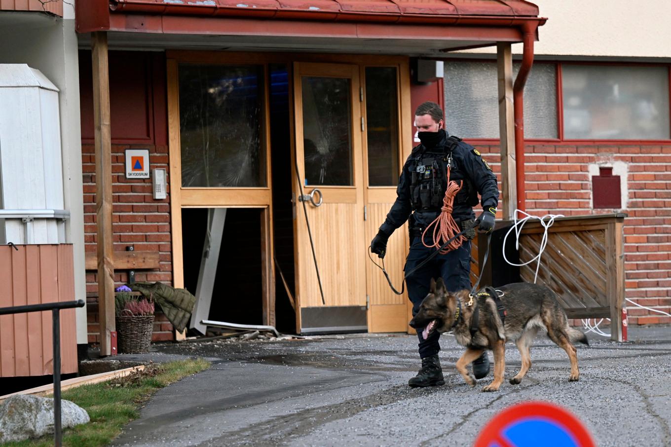 En explosion har inträffat i ett flerbostadshus i Tyresö i Stockholm. Foto: Fredrik Sandberg/TT