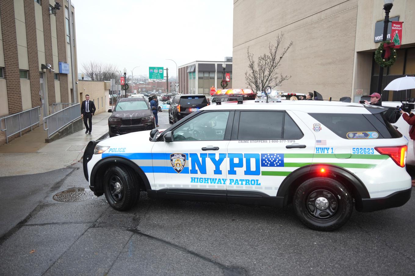 Polis vid den lokal i Pennsylvania där Luigi Mangione hölls efter gripandet den 10 december. Foto: Gene J Puskar/AP/TT