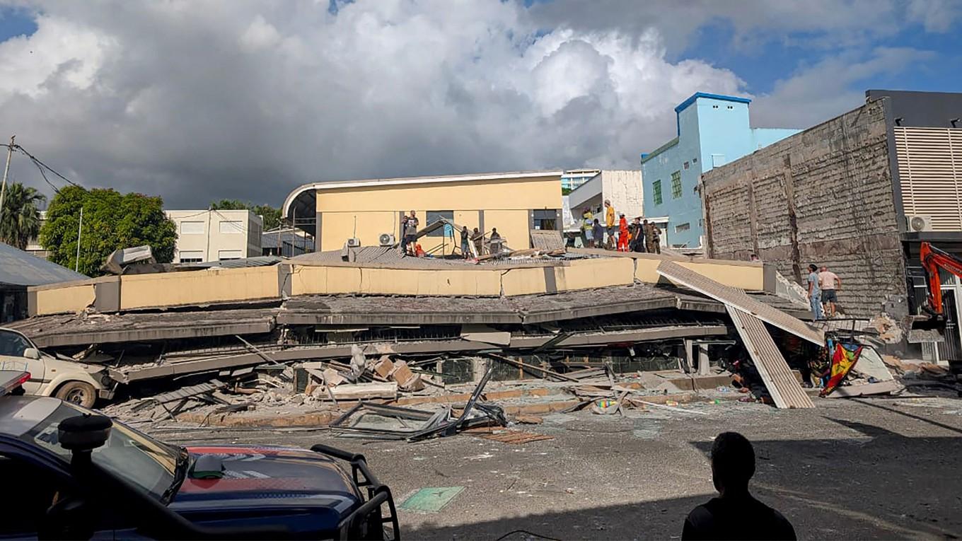 Räddningsarbetare vid en kollapsad byggnad i Stillahavsnationen Vanuatus huvudstad Port Vila. Foto: STR/AFP/TT