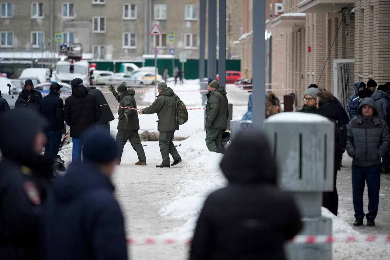 Utredare på mordplatsen i Moskva på tisdagen. Foto: AP/TT