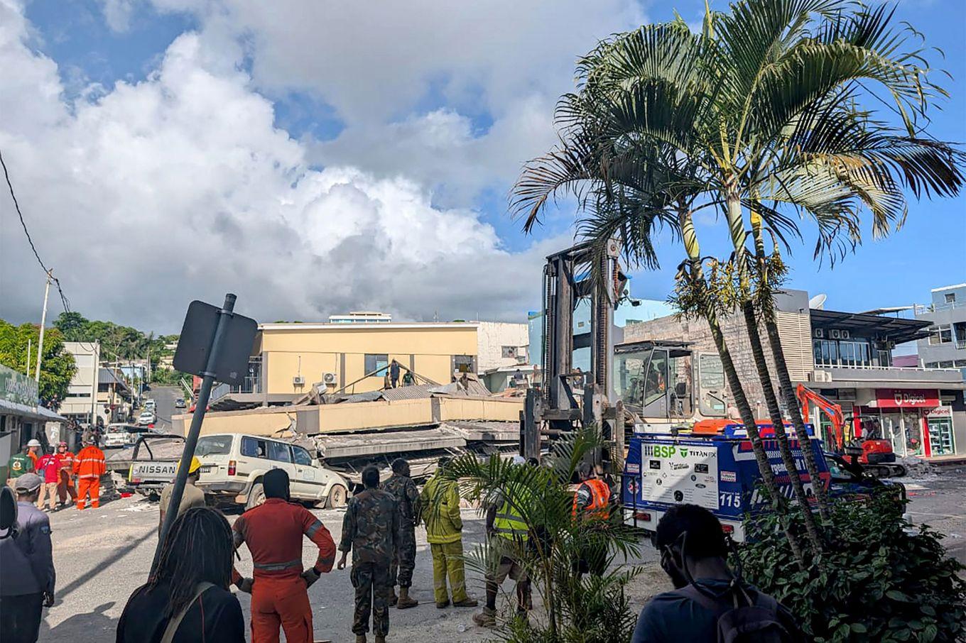 Räddningsarbetare vid en kollapsad byggnad i Port Vila, Vanuatus huvudstad. Foto: STR via AFP/TT