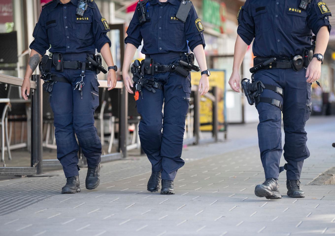 Poliser ute på patrull. Foto: Fredrik Sandberg/TT