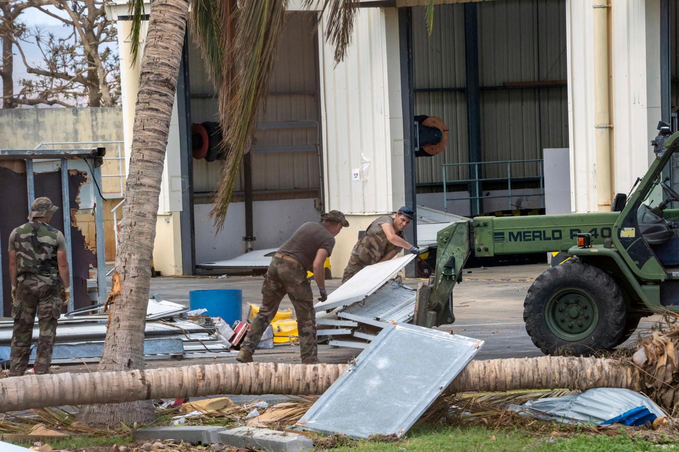 Franska militärer arbetar med att städa upp bråte i cyklondrabbade Mayotte på onsdagen. Foto: D Piatacrrea, Frankrikes militär via AP/TT