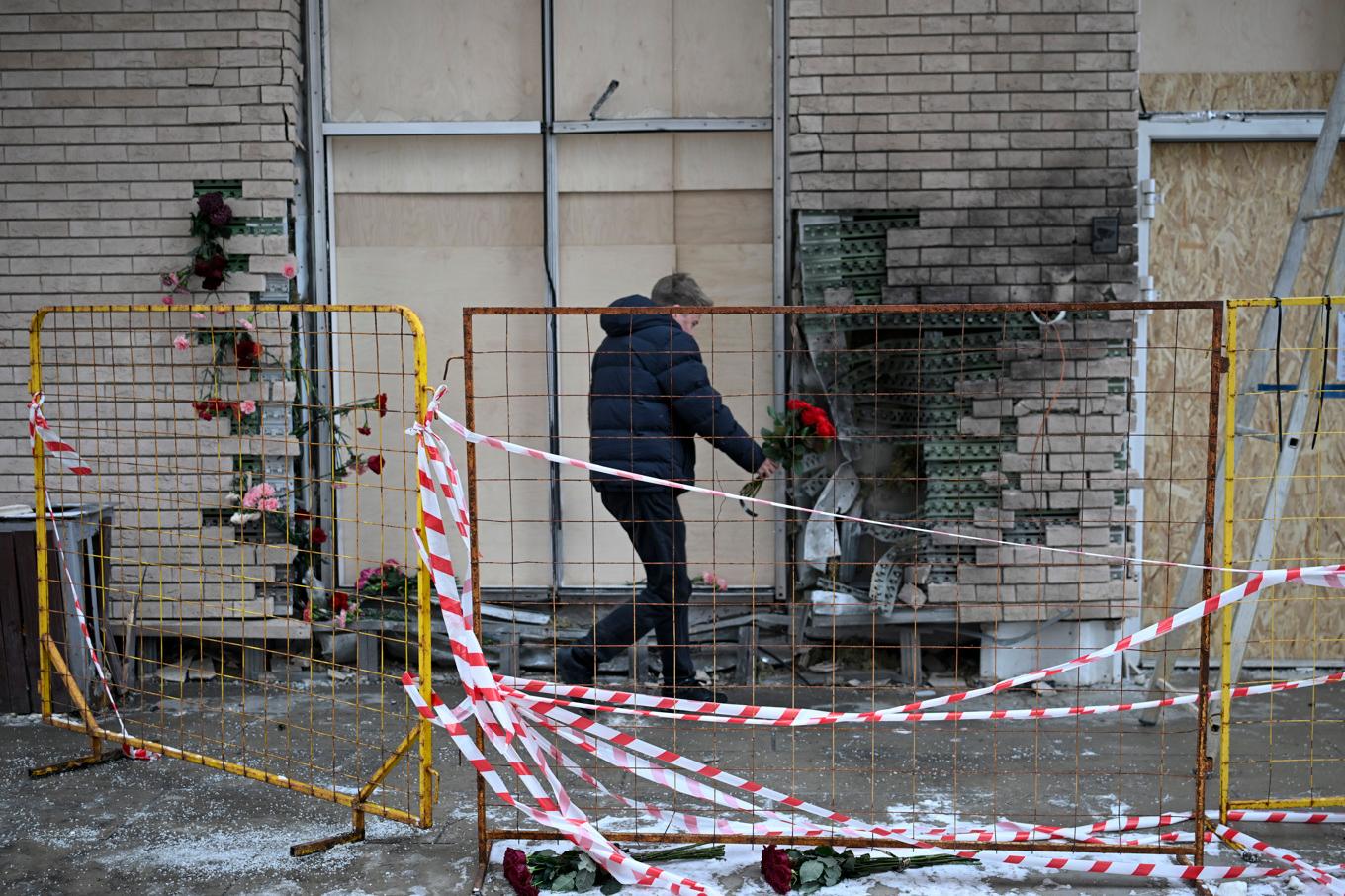 En man lägger blommor på platsen där den ryske generalen Igor Kirillov dödades i Moskva i tisdags. Foto: Dmitry Serebryakov/AP/TT