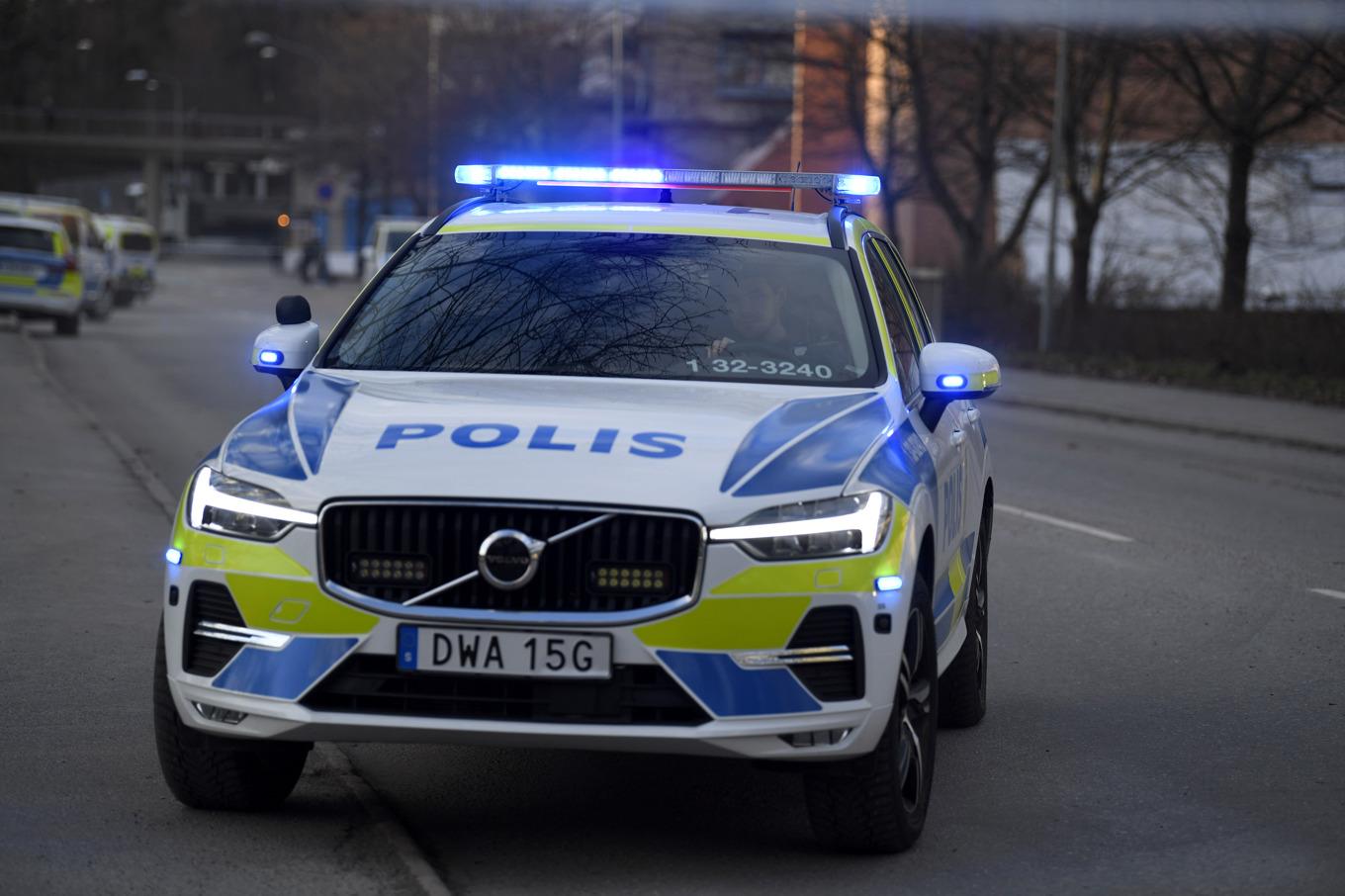 Polis på plats efter mordet i Skärholmen i södra Stockholm på onsdagskvällen den 10 april. Foto: Oscar Olsson/TT