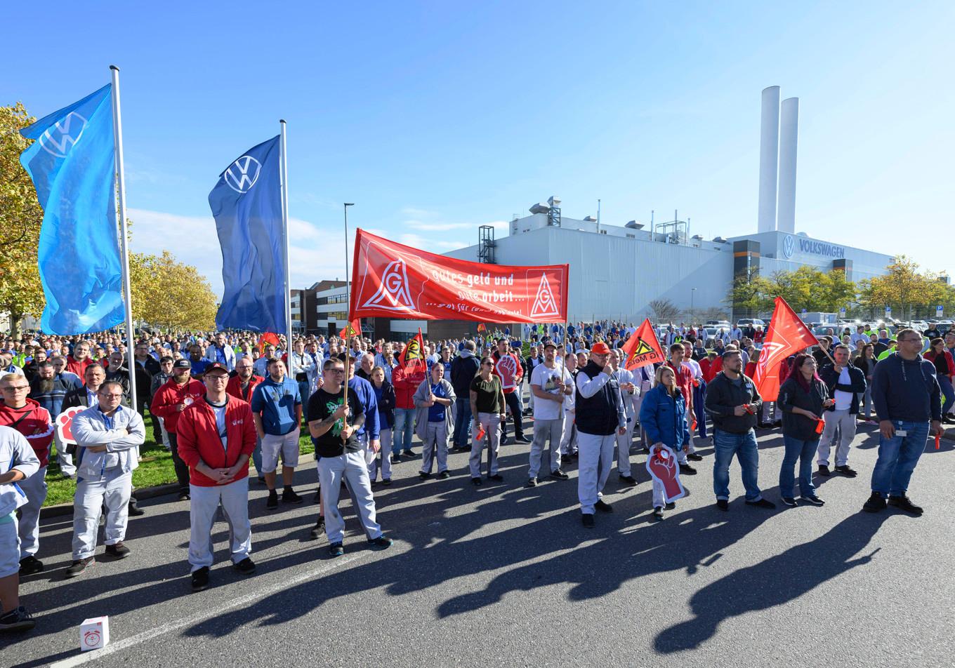 Anställda vid Volkswagen protesterar efter besked i oktober om att biljätten planerar stänga minst tre fabriker i Tyskland. Arkivfoto. Foto: Hendrik Schmidt/dpa/AP/TT