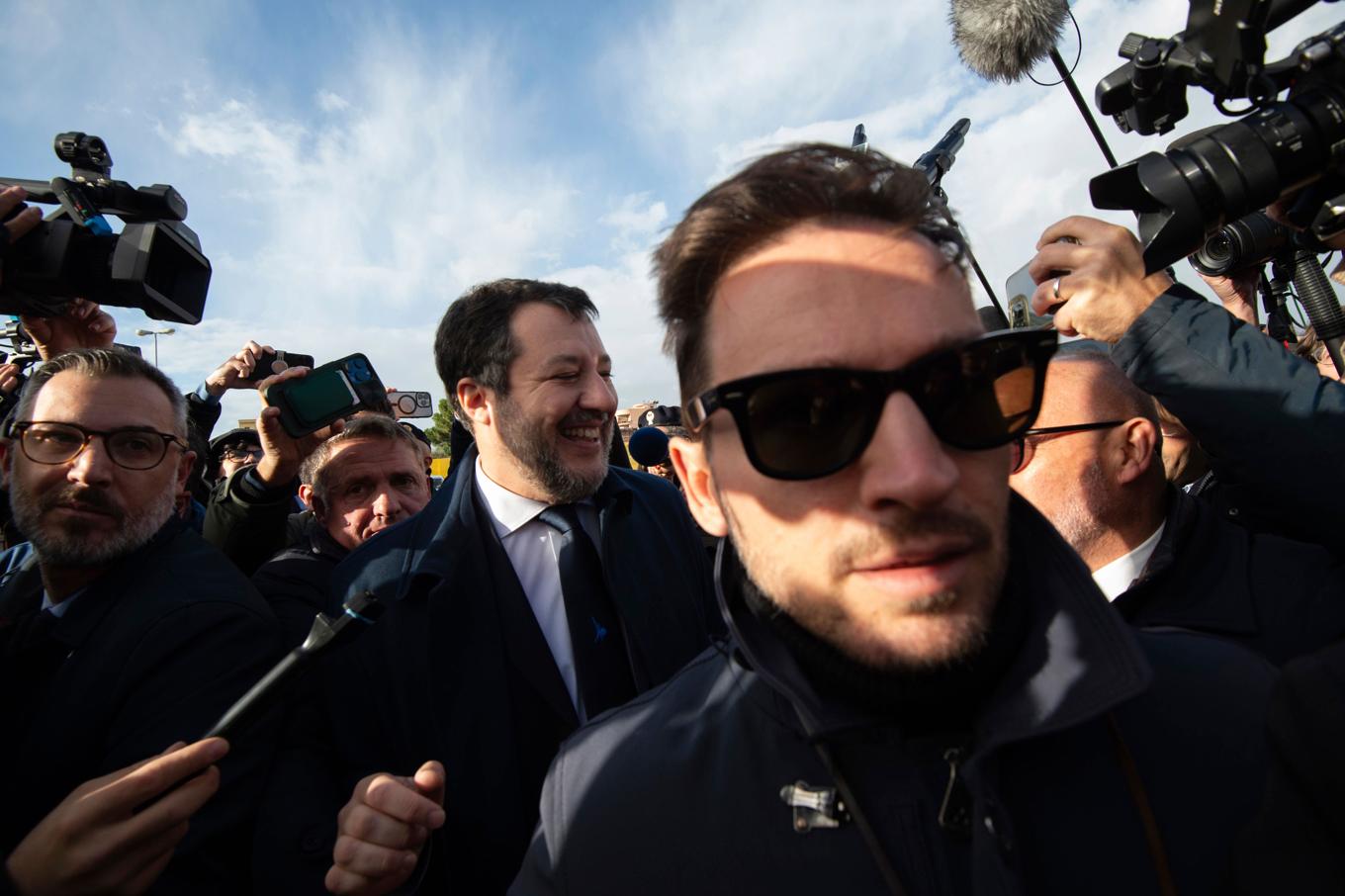 Italiens biträdande premiärminister och transportminister Matteo Salvini leder ytterhögerpartiet Lega. I flera år har han varit föremål för en rättsprocess med anledning av sin vägran att låta ett migrantfartyg lägga till i Italien 2019. Bilden togs när han var på väg in i rättssalen på fredagen. Foto: Salvatore Cavalli/AP/TT