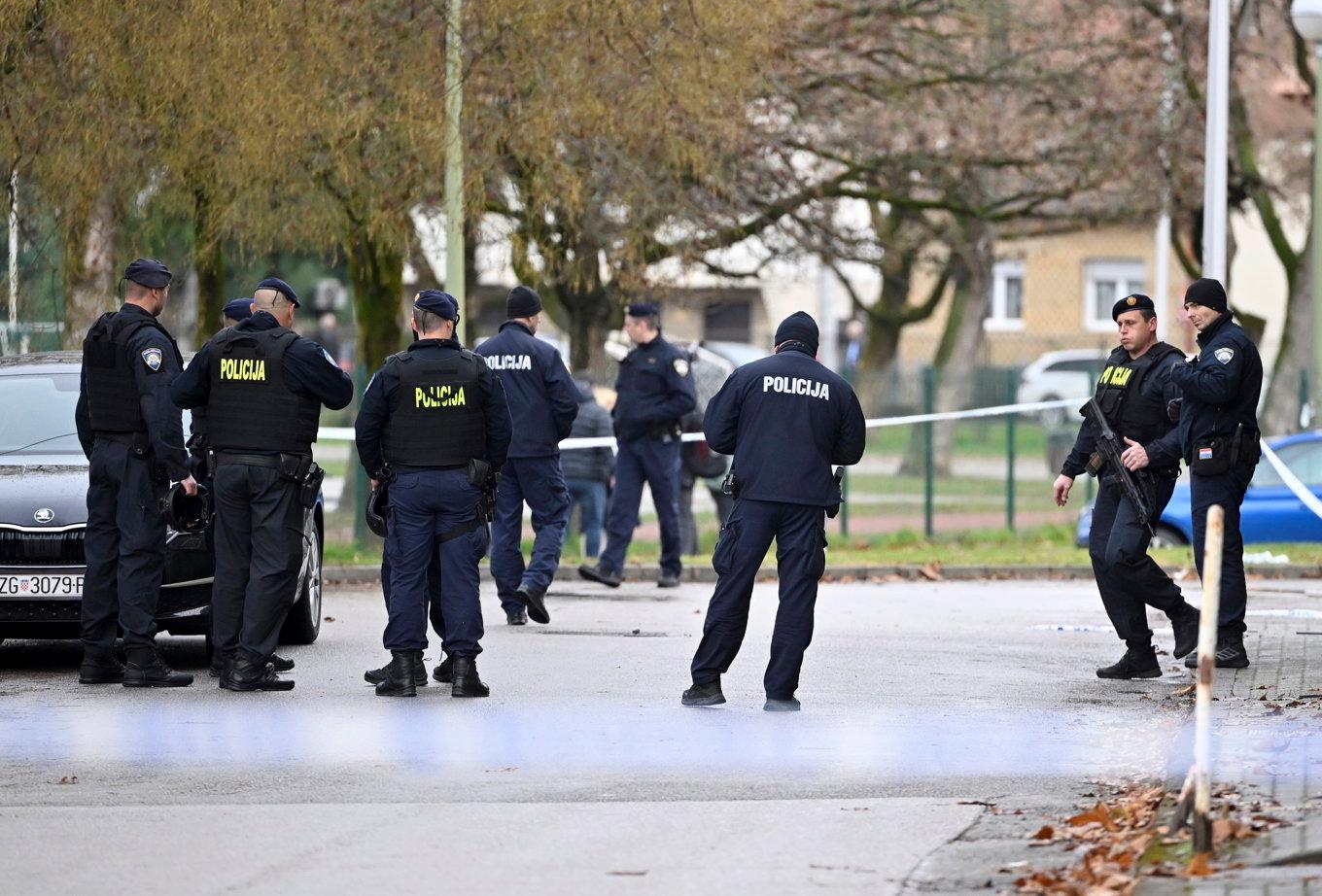 Polisen säkrar skolan i Zagreb, Kroatien, där en dödlig skolattack inträffat. Foto: Damir Krajac/AP/TT