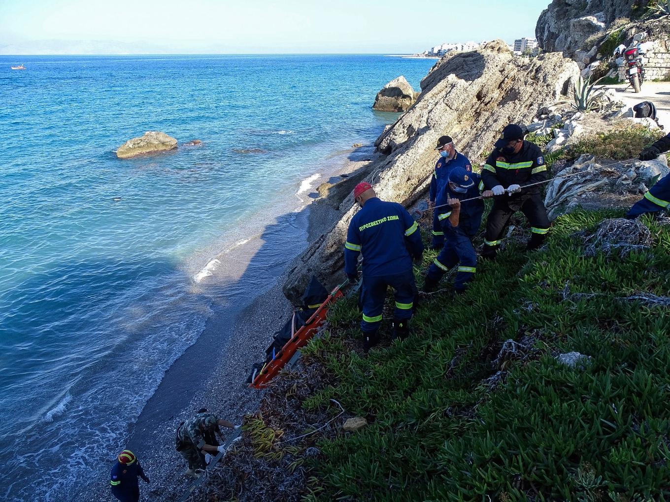 Kvarlevorna efter en migrant som omkom i en tidigare olycka bärgas på den grekiska ön Rhodos. Arkivbild. Foto: Argyris Mantikos/AP/TT