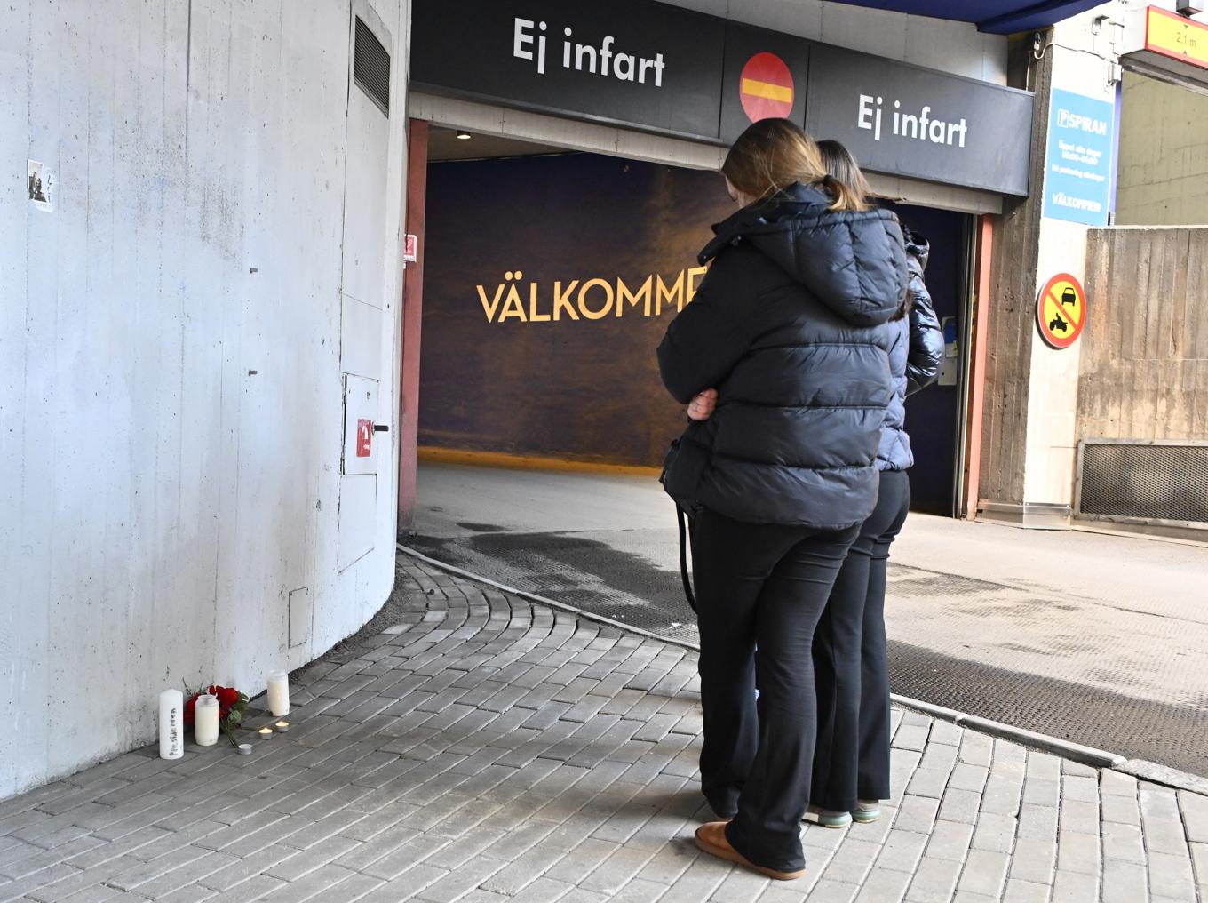 Norrköpingsbor har tagit sig till parkeringshuset där rapparen dödades. Foto: Anders Wiklund/TT