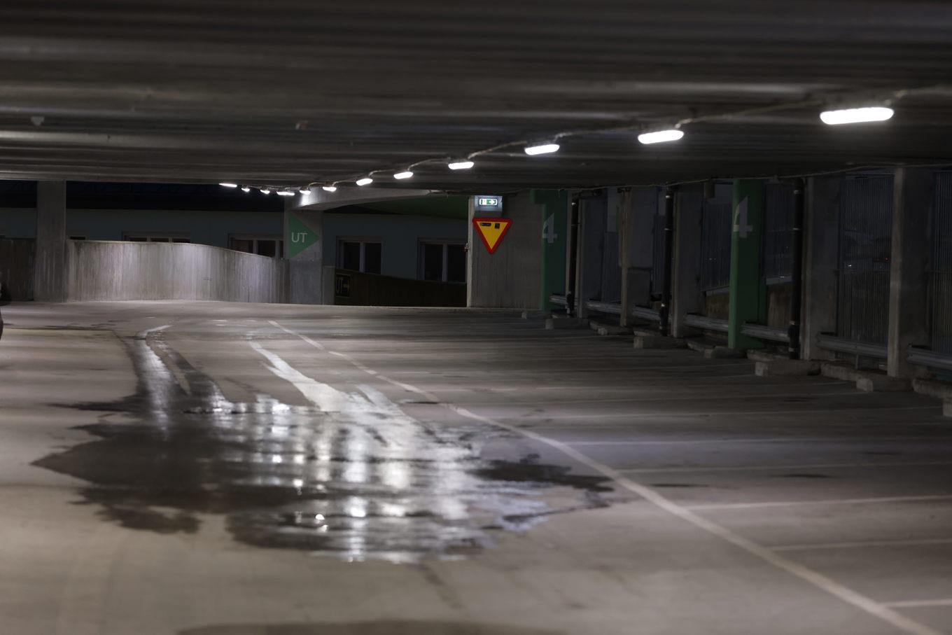 Parkeringshuset där en man i 20-årsåldern dödades i centrala Norrköping på torsdagskvällen. Foto: Magnus Andersson/TT