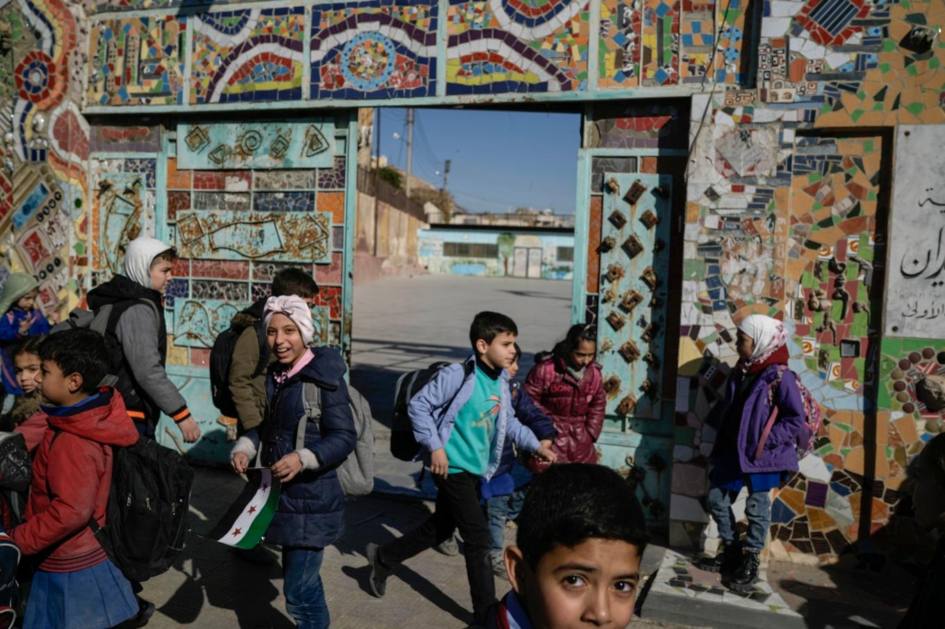 Barn på väg hem från sin skola i centrala Damaskus på torsdagen. Foto: Leo Correa/AP/TT