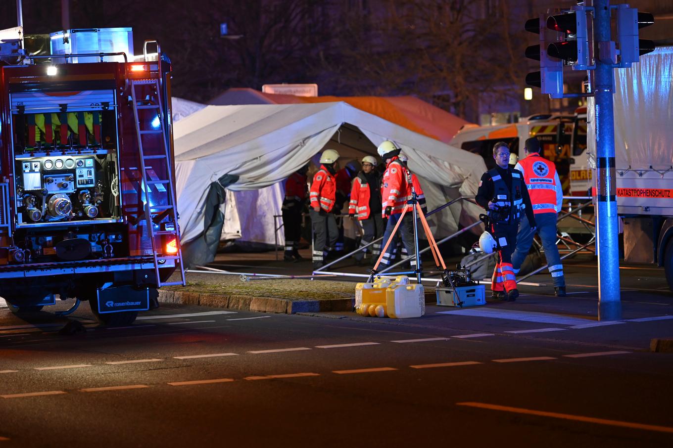 Räddningstjänst och ambulanspersonal på julmarknaden i Magdeburg där man satt upp sjukvårdstält. Foto: Heiko Rebsch/AP/TT