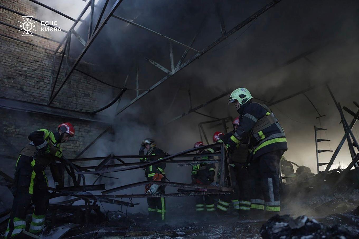 Ukrainas räddningstjänst röjer upp efter en rysk flygattack mot Kiev i november. Arkivbild. Foto: Ukrainas räddningstjänst via AP/TT