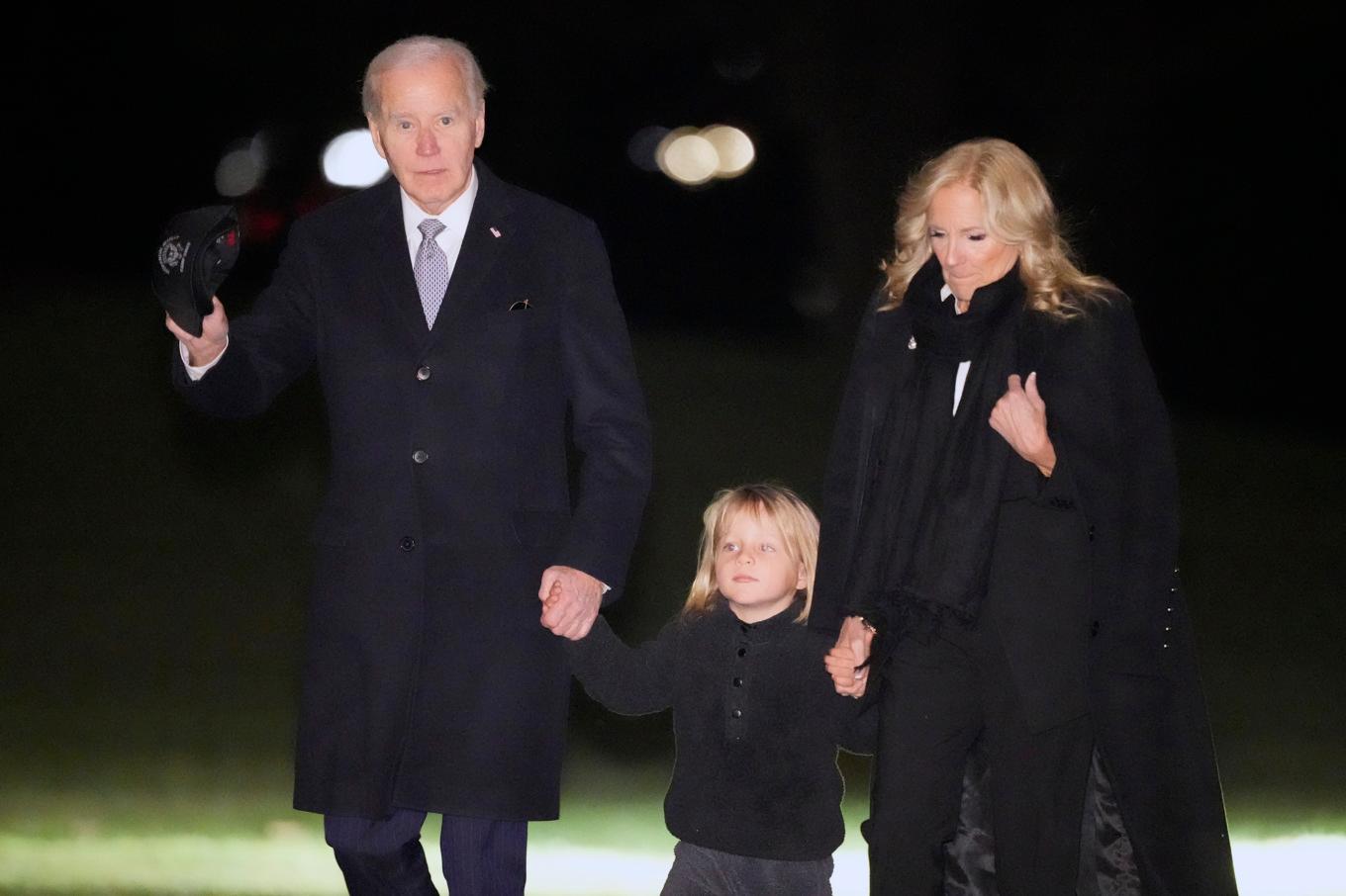 President Joe Biden med hans hustru Jill Biden och barnbarn Beau Biden på torsdagen. Foto: Mark Schiefelbein/AP/TT