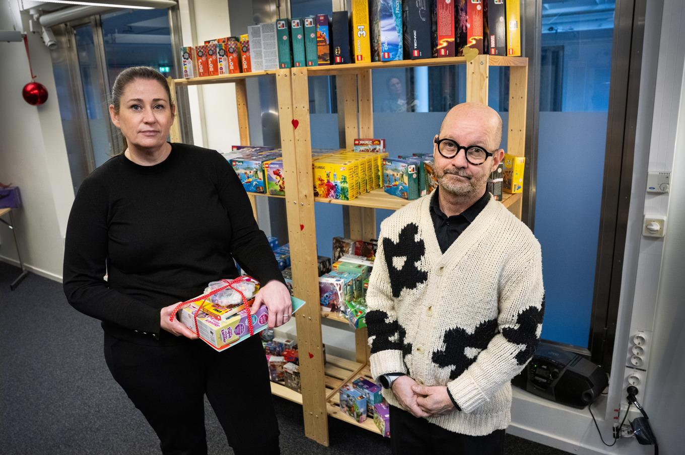 Anna Toll, biträdande direktor på Stockholms Stadsmission och Jonas Wihlstrand, generalsekreterare för Sveriges Stadsmissioner, i julklappsbutiken i Stockholm. Foto: Claudio Bresciani/TT